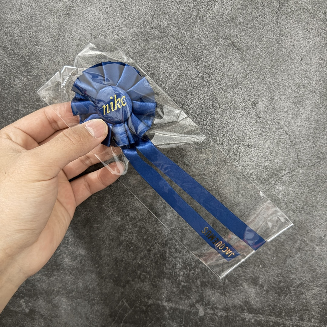 图片[4]-【正确版】Jacquemus x Nike Jacumoon 舒适 低帮生活休闲鞋 粉色 货号：HV8547-601 正确升级版 配件齐全 目前市场最优品 Nike和Jacquemus再度联手 鞋型高度还原了元年版的复古轮廓 细节点上在终于原味的基础上于鞋口处加入了松紧带设计 提升了穿脱的便捷性与贴合度 鞋身两侧是宽大的复古 Swoosh，而鞋舌上则点缀着专属的JACQUEMUS 标记，彰显联名 尺码：35-40 全码出货-选品中心