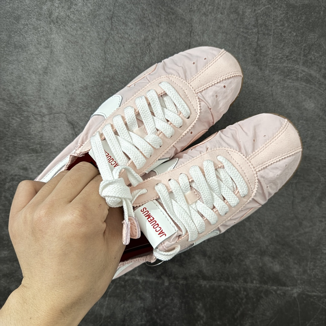 图片[3]-【正确版】Jacquemus x Nike Jacumoon 舒适 低帮生活休闲鞋 粉色 货号：HV8547-601 正确升级版 配件齐全 目前市场最优品 Nike和Jacquemus再度联手 鞋型高度还原了元年版的复古轮廓 细节点上在终于原味的基础上于鞋口处加入了松紧带设计 提升了穿脱的便捷性与贴合度 鞋身两侧是宽大的复古 Swoosh，而鞋舌上则点缀着专属的JACQUEMUS 标记，彰显联名 尺码：35-40 全码出货-选品中心