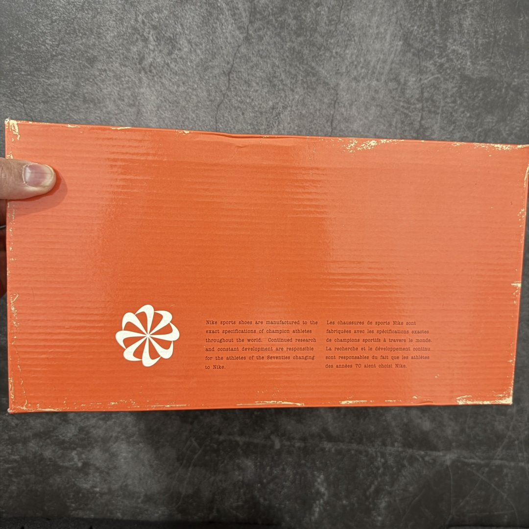 图片[7]-【正确版】Jacquemus x Nike Jacumoon 舒适 低帮生活休闲鞋 粉色 货号：HV8547-601 正确升级版 配件齐全 目前市场最优品 Nike和Jacquemus再度联手 鞋型高度还原了元年版的复古轮廓 细节点上在终于原味的基础上于鞋口处加入了松紧带设计 提升了穿脱的便捷性与贴合度 鞋身两侧是宽大的复古 Swoosh，而鞋舌上则点缀着专属的JACQUEMUS 标记，彰显联名 尺码：35-40 全码出货-选品中心