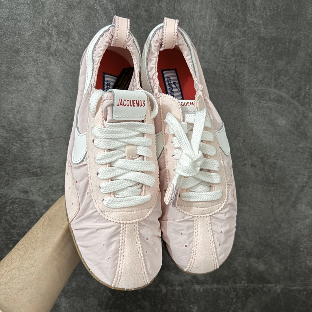 图片[2]-【正确版】Jacquemus x Nike Jacumoon 舒适 低帮生活休闲鞋 粉色 货号：HV8547-601 正确升级版 配件齐全 目前市场最优品 Nike和Jacquemus再度联手 鞋型高度还原了元年版的复古轮廓 细节点上在终于原味的基础上于鞋口处加入了松紧带设计 提升了穿脱的便捷性与贴合度 鞋身两侧是宽大的复古 Swoosh，而鞋舌上则点缀着专属的JACQUEMUS 标记，彰显联名 尺码：35-40 全码出货-选品中心