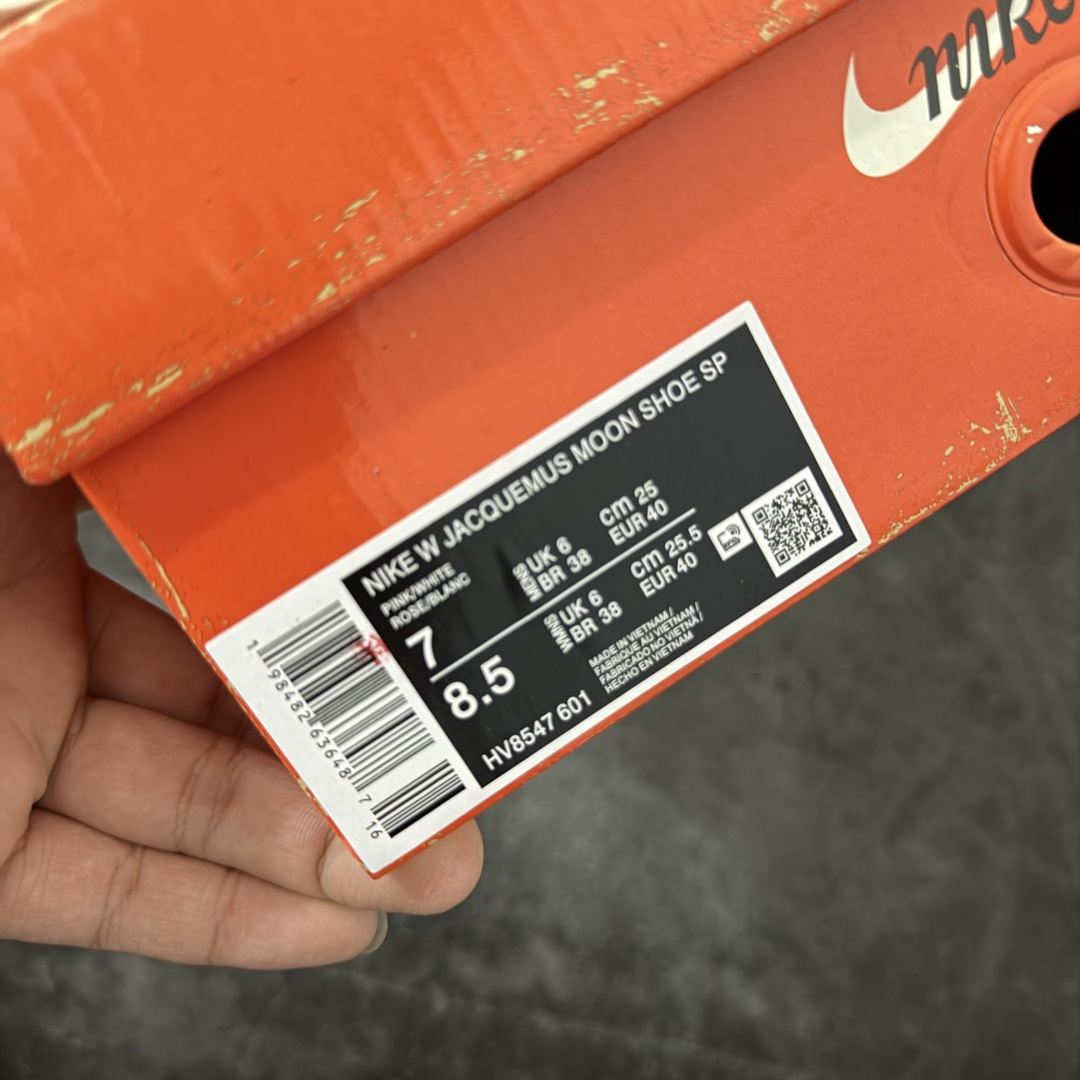 图片[6]-【正确版】Jacquemus x Nike Jacumoon 舒适 低帮生活休闲鞋 粉色 货号：HV8547-601 正确升级版 配件齐全 目前市场最优品 Nike和Jacquemus再度联手 鞋型高度还原了元年版的复古轮廓 细节点上在终于原味的基础上于鞋口处加入了松紧带设计 提升了穿脱的便捷性与贴合度 鞋身两侧是宽大的复古 Swoosh，而鞋舌上则点缀着专属的JACQUEMUS 标记，彰显联名 尺码：35-40 全码出货-选品中心