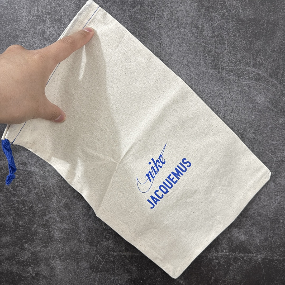 图片[5]-【正确版】Jacquemus x Nike Jacumoon 舒适 低帮生活休闲鞋 粉色 货号：HV8547-601 正确升级版 配件齐全 目前市场最优品 Nike和Jacquemus再度联手 鞋型高度还原了元年版的复古轮廓 细节点上在终于原味的基础上于鞋口处加入了松紧带设计 提升了穿脱的便捷性与贴合度 鞋身两侧是宽大的复古 Swoosh，而鞋舌上则点缀着专属的JACQUEMUS 标记，彰显联名 尺码：35-40 全码出货-选品中心