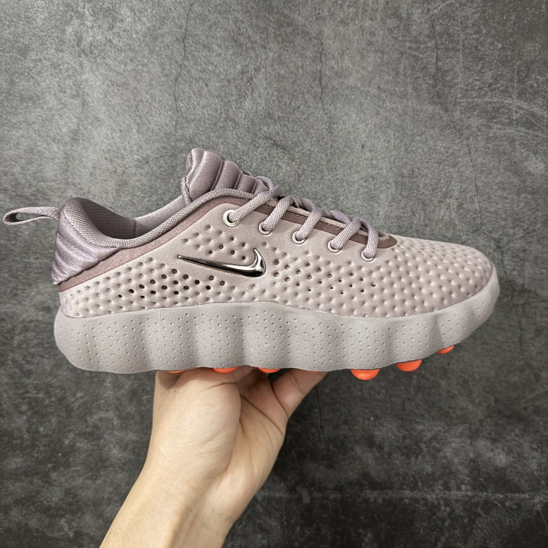 【纯原神版】NK Mind 002 黑科技足底按摩舒适贴合训练鞋 黑色 HQ4310-200 目前市场最正确版 顶级版本 正确细节 1：1标配组合底 MD软底 分区按摩 超高清洁度 按摩功能效果同步原版 区别市场通货 Mind 002 从神经科学中汲取灵感，打造出一款不仅外观独特，更能为穿着者带来别样感知体验的球鞋，此次新作将继续延续此核心方向。历时十年打磨的 Mind 系列，承载着 Nike 对未来鞋款的愿景呈现。系列中的每双鞋，外底均由 22 个独立泡沫结节构成，旨在模拟赤足般的体验。这些结节N通过与足底感官感受器的相互作用，从而促进人体的自然步态。 尺码：35.5 36 36.5 37.5 38 38.5 39 40-选品中心