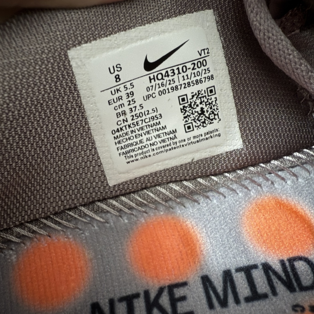 图片[7]-【纯原神版】NK Mind 002 黑科技足底按摩舒适贴合训练鞋 黑色 HQ4310-200 目前市场最正确版 顶级版本 正确细节 1：1标配组合底 MD软底 分区按摩 超高清洁度 按摩功能效果同步原版 区别市场通货 Mind 002 从神经科学中汲取灵感，打造出一款不仅外观独特，更能为穿着者带来别样感知体验的球鞋，此次新作将继续延续此核心方向。历时十年打磨的 Mind 系列，承载着 Nike 对未来鞋款的愿景呈现。系列中的每双鞋，外底均由 22 个独立泡沫结节构成，旨在模拟赤足般的体验。这些结节N通过与足底感官感受器的相互作用，从而促进人体的自然步态。 尺码：35.5 36 36.5 37.5 38 38.5 39 40-选品中心