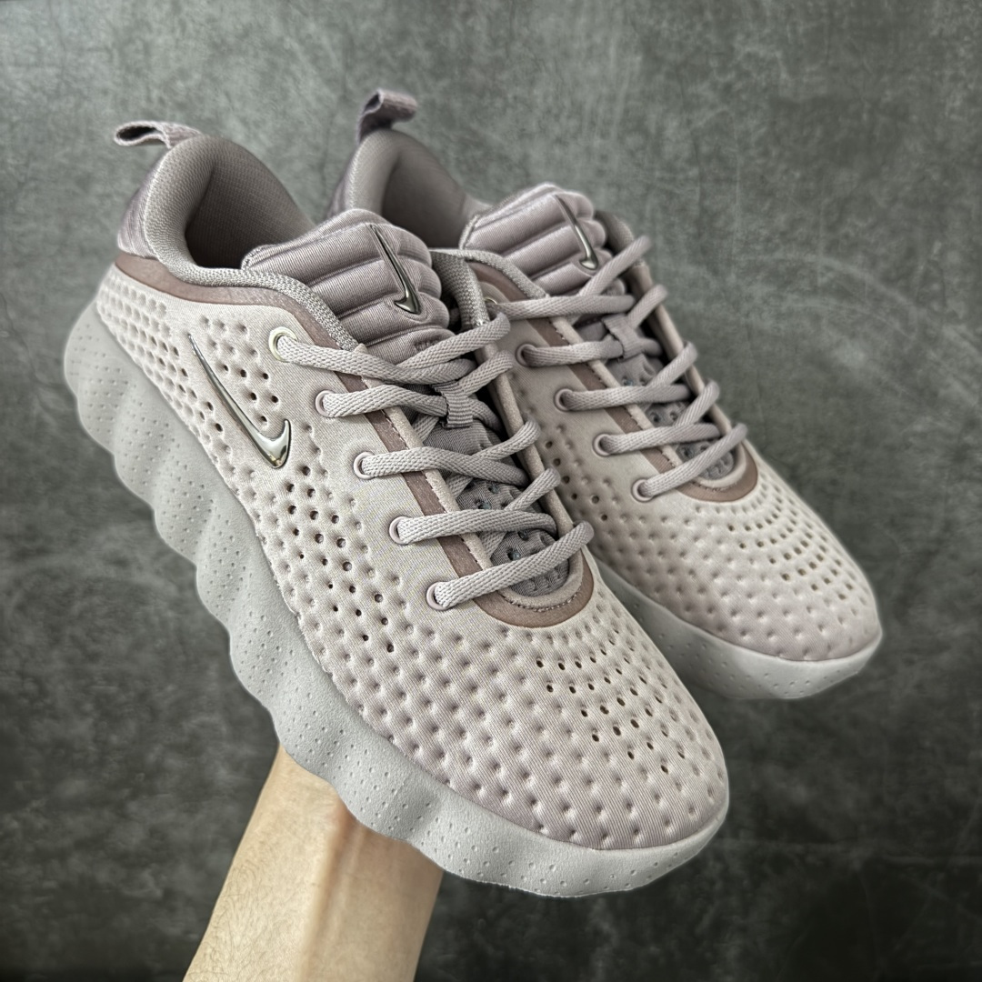 【纯原神版】NK Mind 002 黑科技足底按摩舒适贴合训练鞋 黑色 HQ4310-200 目前市场最正确版 顶级版本 正确细节 1：1标配组合底 MD软底 分区按摩 超高清洁度 按摩功能效果同步原版 区别市场通货 Mind 002 从神经科学中汲取灵感，打造出一款不仅外观独特，更能为穿着者带来别样感知体验的球鞋，此次新作将继续延续此核心方向。历时十年打磨的 Mind 系列，承载着 Nike 对未来鞋款的愿景呈现。系列中的每双鞋，外底均由 22 个独立泡沫结节构成，旨在模拟赤足般的体验。这些结节N通过与足底感官感受器的相互作用，从而促进人体的自然步态。 尺码：35.5 36 36.5 37.5 38 38.5 39 40-选品中心