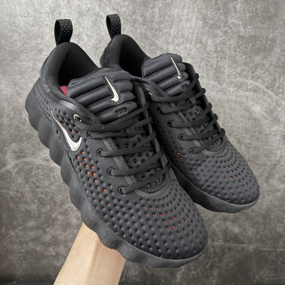 【纯原神版】NK Mind 002 黑科技足底按摩舒适贴合训练鞋 黑色 HQ4308-001 目前市场最正确版 顶级版本 正确细节 1：1标配组合底 MD软底 分区按摩 超高清洁度 按摩功能效果同步原版 区别市场通货 Mind 002 从神经科学中汲取灵感，打造出一款不仅外观独特，更能为穿着者带来别样感知体验的球鞋，此次新作将继续延续此核心方向。历时十年打磨的 Mind 系列，承载着 Nike 对未来鞋款的愿景呈现。系列中的每双鞋，外底均由 22 个独立泡沫结节构成，旨在模拟赤足般的体验。这些结节N通过与足底感官感受器的相互作用，从而促进人体的自然步态。 尺码：35.5 36 36.5 37.5 38 38.5 39 40 40.5 41 42 42.5 43 44 44.5 45-选品中心