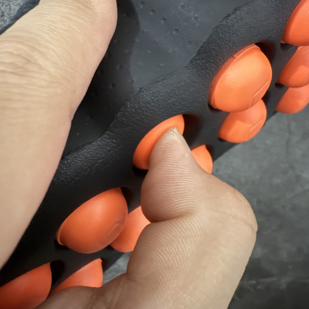 图片[9]-【纯原神版】NK Mind 002 黑科技足底按摩舒适贴合训练鞋 黑色 HQ4308-001 目前市场最正确版 顶级版本 正确细节 1：1标配组合底 MD软底 分区按摩 超高清洁度 按摩功能效果同步原版 区别市场通货 Mind 002 从神经科学中汲取灵感，打造出一款不仅外观独特，更能为穿着者带来别样感知体验的球鞋，此次新作将继续延续此核心方向。历时十年打磨的 Mind 系列，承载着 Nike 对未来鞋款的愿景呈现。系列中的每双鞋，外底均由 22 个独立泡沫结节构成，旨在模拟赤足般的体验。这些结节N通过与足底感官感受器的相互作用，从而促进人体的自然步态。 尺码：35.5 36 36.5 37.5 38 38.5 39 40 40.5 41 42 42.5 43 44 44.5 45-选品中心