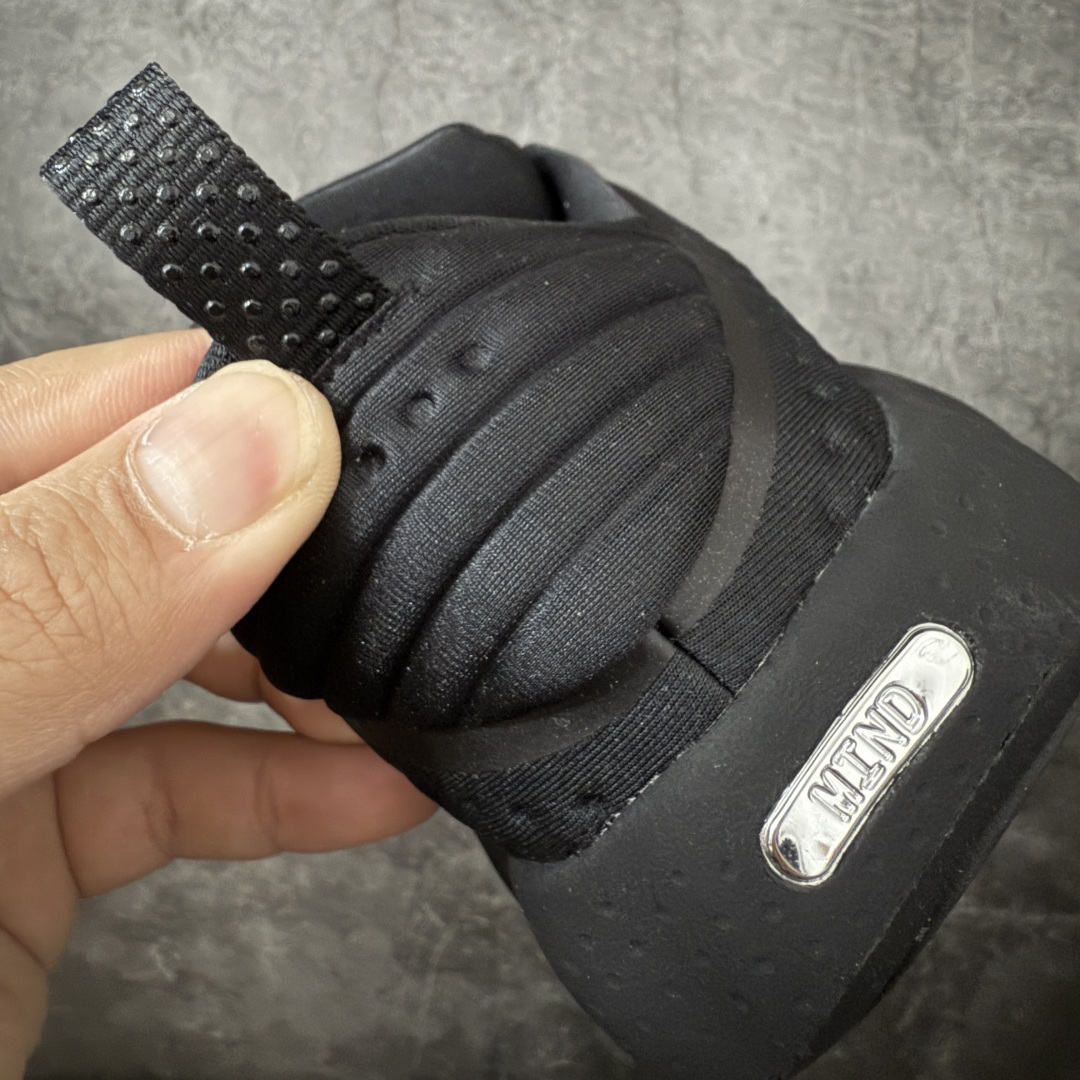 图片[2]-【纯原神版】NK Mind 002 黑科技足底按摩舒适贴合训练鞋 黑色 HQ4308-001 目前市场最正确版 顶级版本 正确细节 1：1标配组合底 MD软底 分区按摩 超高清洁度 按摩功能效果同步原版 区别市场通货 Mind 002 从神经科学中汲取灵感，打造出一款不仅外观独特，更能为穿着者带来别样感知体验的球鞋，此次新作将继续延续此核心方向。历时十年打磨的 Mind 系列，承载着 Nike 对未来鞋款的愿景呈现。系列中的每双鞋，外底均由 22 个独立泡沫结节构成，旨在模拟赤足般的体验。这些结节N通过与足底感官感受器的相互作用，从而促进人体的自然步态。 尺码：35.5 36 36.5 37.5 38 38.5 39 40 40.5 41 42 42.5 43 44 44.5 45-选品中心