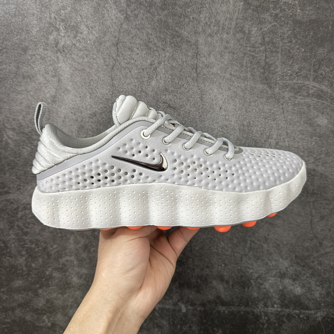 【纯原神版】NK Mind 002 黑科技足底按摩舒适贴合训练鞋 灰色 HQ4308-003 目前市场最正确版 顶级版本 正确细节 1：1标配组合底 MD软底 分区按摩 超高清洁度 按摩功能效果同步原版 区别市场通货 Mind 002 从神经科学中汲取灵感，打造出一款不仅外观独特，更能为穿着者带来别样感知体验的球鞋，此次新作将继续延续此核心方向。历时十年打磨的 Mind 系列，承载着 Nike 对未来鞋款的愿景呈现。系列中的每双鞋，外底均由 22 个独立泡沫结节构成，旨在模拟赤足般的体验。这些结节N通过与足底感官感受器的相互作用，从而促进人体的自然步态。 尺码：35.5 36 36.5 37.5 38 38.5 39 40 40.5 41 42 42.5 43 44 44.5 45-选品中心