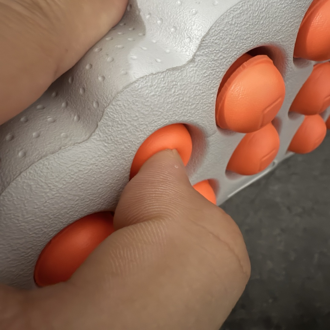 图片[8]-【纯原神版】NK Mind 002 黑科技足底按摩舒适贴合训练鞋 灰色 HQ4308-003 目前市场最正确版 顶级版本 正确细节 1：1标配组合底 MD软底 分区按摩 超高清洁度 按摩功能效果同步原版 区别市场通货 Mind 002 从神经科学中汲取灵感，打造出一款不仅外观独特，更能为穿着者带来别样感知体验的球鞋，此次新作将继续延续此核心方向。历时十年打磨的 Mind 系列，承载着 Nike 对未来鞋款的愿景呈现。系列中的每双鞋，外底均由 22 个独立泡沫结节构成，旨在模拟赤足般的体验。这些结节N通过与足底感官感受器的相互作用，从而促进人体的自然步态。 尺码：35.5 36 36.5 37.5 38 38.5 39 40 40.5 41 42 42.5 43 44 44.5 45-选品中心