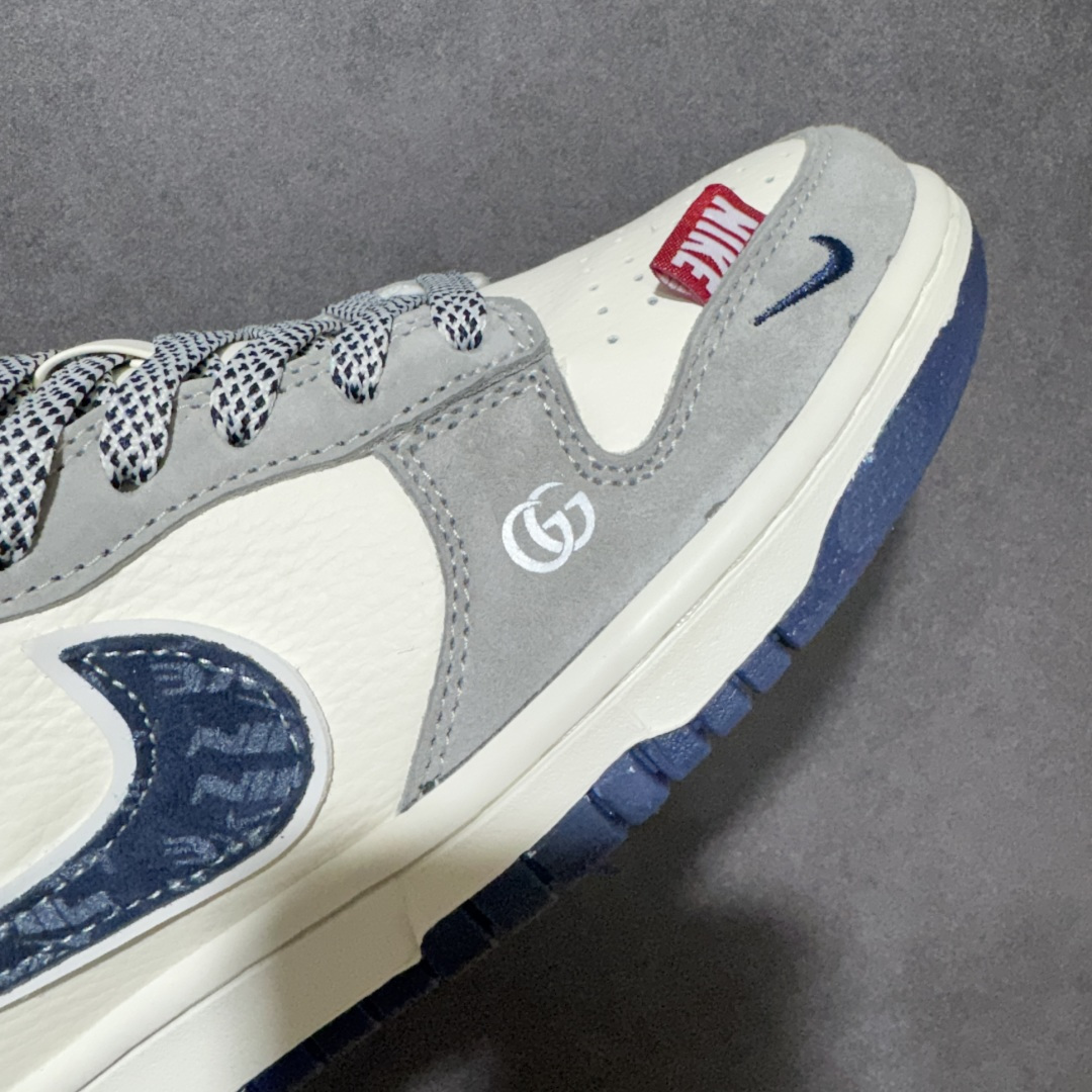 图片[7]-【定制版】「GUCCI × Nike Dunk 联名限定」 当经典Dunk遇上双G老花，复古与奢感碰撞出高级感。白灰藏蓝三色拼接，麂皮与荔枝皮层次分明，鞋身GUCCI刺绣与双G标识低调彰显身份，细节处的织带与金属挂饰更添精致。上脚即是行走的时尚名片，通勤、出街都能轻松hold住全场，是潮人鞋柜里不可错过的收藏级单品。 货号： XZ5899-107 尺码： 36 36.5 37.5 38 38.5 39 40 40.5 41 42 42.5 43 44 44.5 45-选品中心