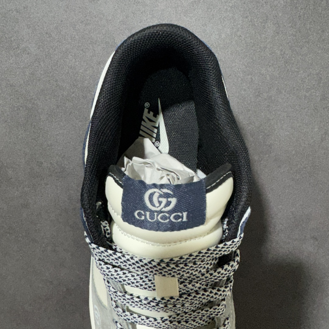 图片[6]-【定制版】「GUCCI × Nike Dunk 联名限定」 当经典Dunk遇上双G老花，复古与奢感碰撞出高级感。白灰藏蓝三色拼接，麂皮与荔枝皮层次分明，鞋身GUCCI刺绣与双G标识低调彰显身份，细节处的织带与金属挂饰更添精致。上脚即是行走的时尚名片，通勤、出街都能轻松hold住全场，是潮人鞋柜里不可错过的收藏级单品。 货号： XZ5899-107 尺码： 36 36.5 37.5 38 38.5 39 40 40.5 41 42 42.5 43 44 44.5 45-选品中心
