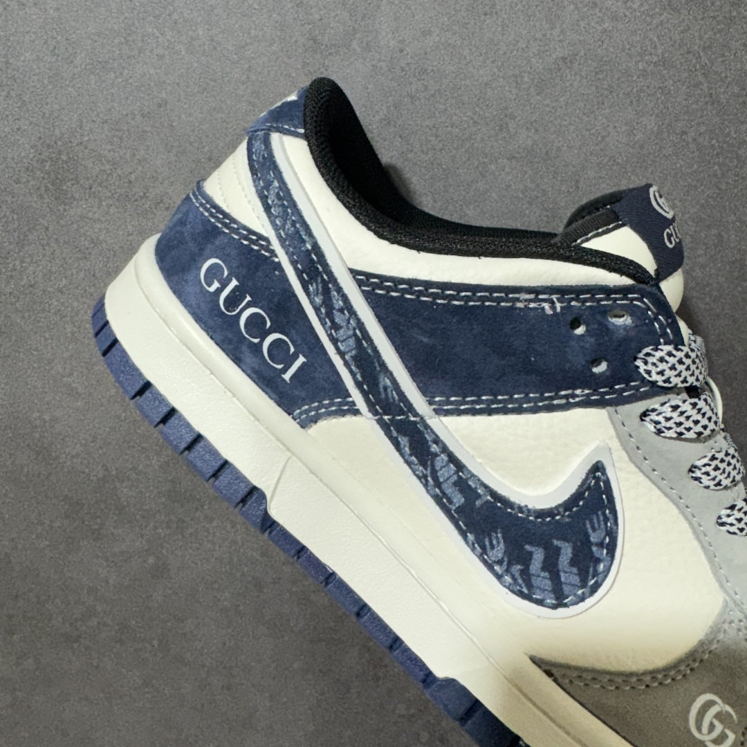图片[8]-【定制版】「GUCCI × Nike Dunk 联名限定」 当经典Dunk遇上双G老花，复古与奢感碰撞出高级感。白灰藏蓝三色拼接，麂皮与荔枝皮层次分明，鞋身GUCCI刺绣与双G标识低调彰显身份，细节处的织带与金属挂饰更添精致。上脚即是行走的时尚名片，通勤、出街都能轻松hold住全场，是潮人鞋柜里不可错过的收藏级单品。 货号： XZ5899-107 尺码： 36 36.5 37.5 38 38.5 39 40 40.5 41 42 42.5 43 44 44.5 45-选品中心