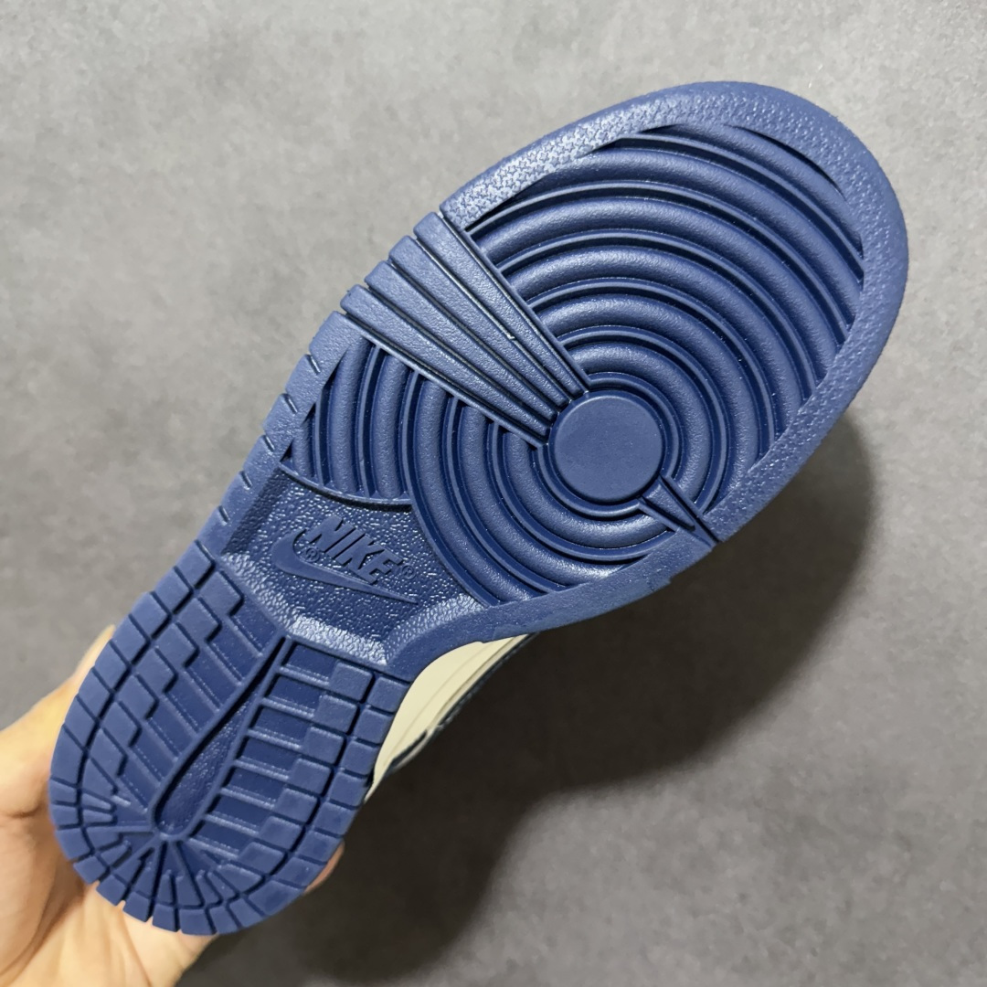 图片[9]-【定制版】「GUCCI × Nike Dunk 联名限定」 当经典Dunk遇上双G老花，复古与奢感碰撞出高级感。白灰藏蓝三色拼接，麂皮与荔枝皮层次分明，鞋身GUCCI刺绣与双G标识低调彰显身份，细节处的织带与金属挂饰更添精致。上脚即是行走的时尚名片，通勤、出街都能轻松hold住全场，是潮人鞋柜里不可错过的收藏级单品。 货号： XZ5899-107 尺码： 36 36.5 37.5 38 38.5 39 40 40.5 41 42 42.5 43 44 44.5 45-选品中心