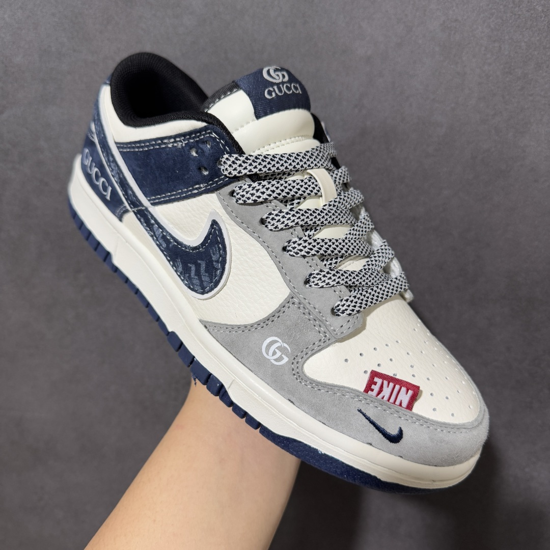 图片[3]-【定制版】「GUCCI × Nike Dunk 联名限定」 当经典Dunk遇上双G老花，复古与奢感碰撞出高级感。白灰藏蓝三色拼接，麂皮与荔枝皮层次分明，鞋身GUCCI刺绣与双G标识低调彰显身份，细节处的织带与金属挂饰更添精致。上脚即是行走的时尚名片，通勤、出街都能轻松hold住全场，是潮人鞋柜里不可错过的收藏级单品。 货号： XZ5899-107 尺码： 36 36.5 37.5 38 38.5 39 40 40.5 41 42 42.5 43 44 44.5 45-选品中心