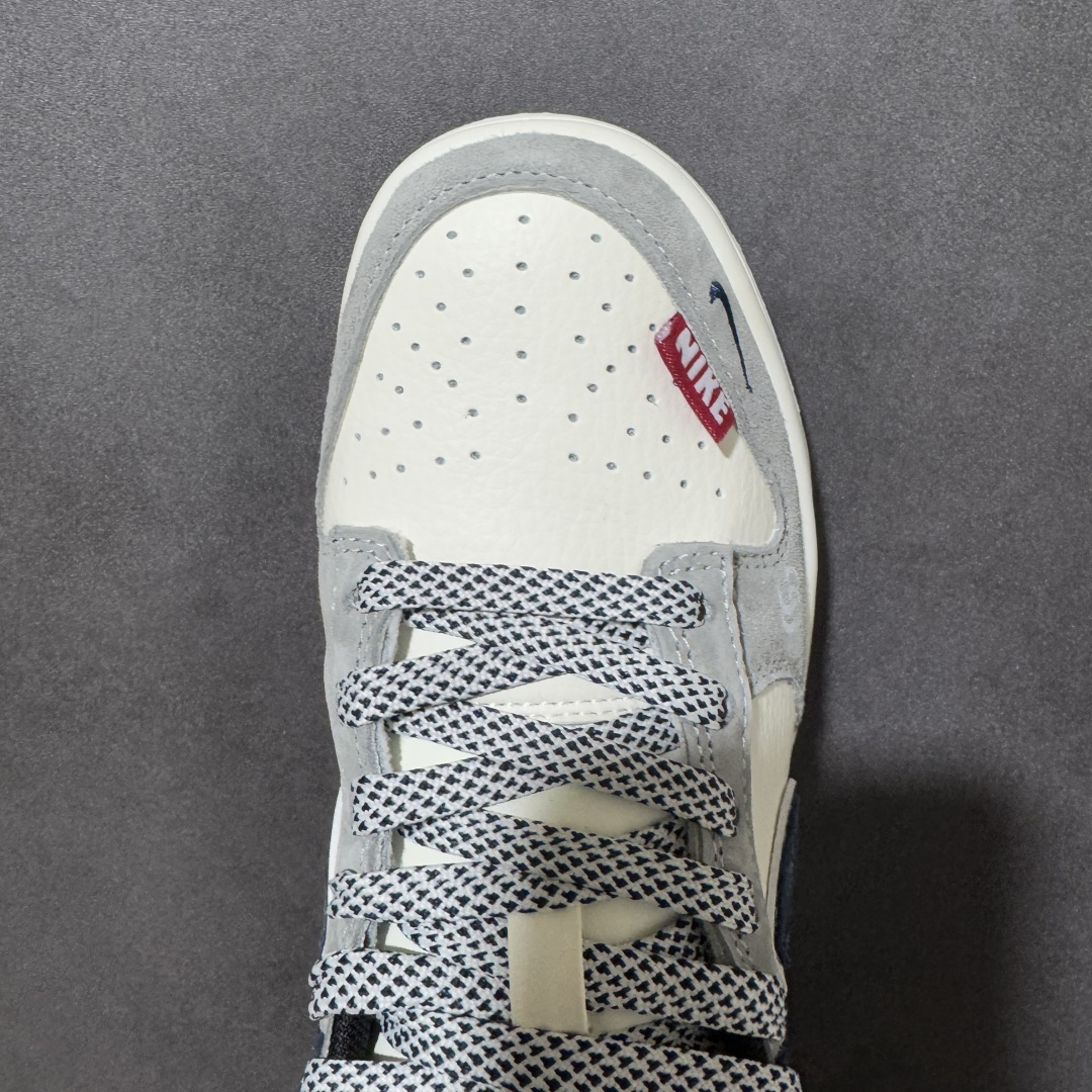 图片[5]-【定制版】「GUCCI × Nike Dunk 联名限定」 当经典Dunk遇上双G老花，复古与奢感碰撞出高级感。白灰藏蓝三色拼接，麂皮与荔枝皮层次分明，鞋身GUCCI刺绣与双G标识低调彰显身份，细节处的织带与金属挂饰更添精致。上脚即是行走的时尚名片，通勤、出街都能轻松hold住全场，是潮人鞋柜里不可错过的收藏级单品。 货号： XZ5899-107 尺码： 36 36.5 37.5 38 38.5 39 40 40.5 41 42 42.5 43 44 44.5 45-选品中心