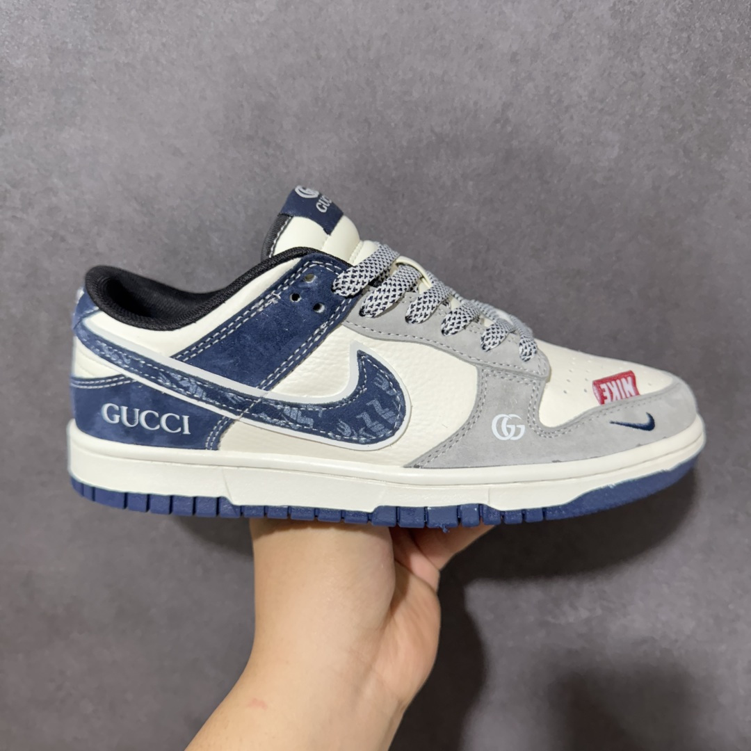 【定制版】「GUCCI × Nike Dunk 联名限定」 当经典Dunk遇上双G老花，复古与奢感碰撞出高级感。白灰藏蓝三色拼接，麂皮与荔枝皮层次分明，鞋身GUCCI刺绣与双G标识低调彰显身份，细节处的织带与金属挂饰更添精致。上脚即是行走的时尚名片，通勤、出街都能轻松hold住全场，是潮人鞋柜里不可错过的收藏级单品。 货号： XZ5899-107 尺码： 36 36.5 37.5 38 38.5 39 40 40.5 41 42 42.5 43 44 44.5 45-选品中心