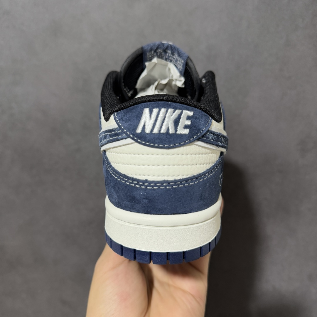 图片[4]-【定制版】「GUCCI × Nike Dunk 联名限定」 当经典Dunk遇上双G老花，复古与奢感碰撞出高级感。白灰藏蓝三色拼接，麂皮与荔枝皮层次分明，鞋身GUCCI刺绣与双G标识低调彰显身份，细节处的织带与金属挂饰更添精致。上脚即是行走的时尚名片，通勤、出街都能轻松hold住全场，是潮人鞋柜里不可错过的收藏级单品。 货号： XZ5899-107 尺码： 36 36.5 37.5 38 38.5 39 40 40.5 41 42 42.5 43 44 44.5 45-选品中心