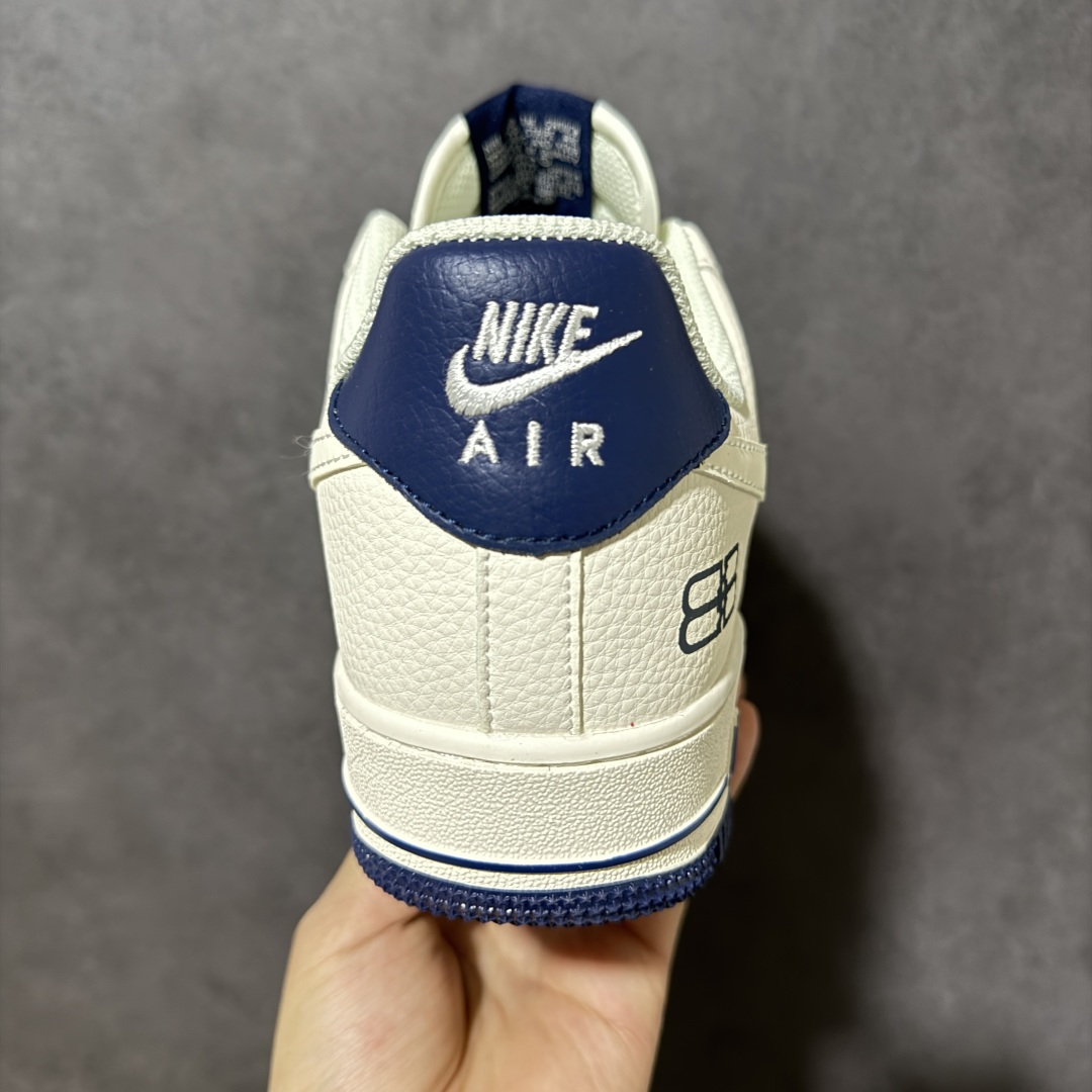 图片[4]-【定制版】空军经典 潮范登场 AIR FORCE 1 米白藏蓝撞色拼接，复古质感拉满，细腻皮革鞋面耐穿抗造，小勾刺绣与侧边徽章细节暗藏巧思，后跟8B标识彰显个性态度，内置Air缓震气垫脚感柔软回弹，日常出街或运动通勤都能轻松驾驭，经典低帮版型修饰腿型，百搭不挑穿搭风格，无论是搭配牛仔裤还是运动裤都能瞬间提升潮流感，成为街头吸睛利器。 货号：DN1688-817 尺码：36 36.5 37.5 38 38.5 39 40 40.5 41 42 42.5 43 44 44.5 45-选品中心