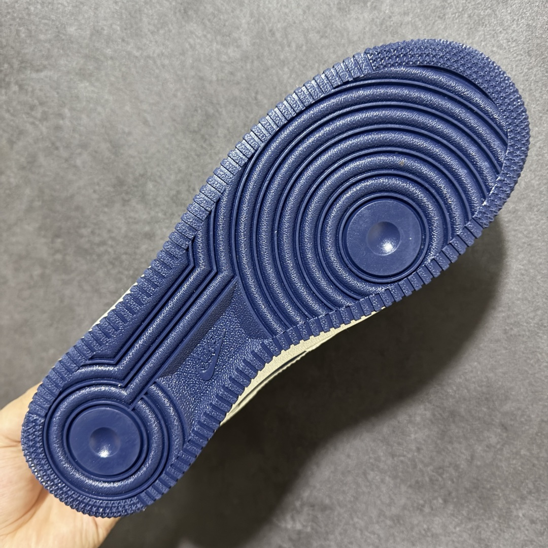 图片[9]-【定制版】空军经典 潮范登场 AIR FORCE 1 米白藏蓝撞色拼接，复古质感拉满，细腻皮革鞋面耐穿抗造，小勾刺绣与侧边徽章细节暗藏巧思，后跟8B标识彰显个性态度，内置Air缓震气垫脚感柔软回弹，日常出街或运动通勤都能轻松驾驭，经典低帮版型修饰腿型，百搭不挑穿搭风格，无论是搭配牛仔裤还是运动裤都能瞬间提升潮流感，成为街头吸睛利器。 货号：DN1688-817 尺码：36 36.5 37.5 38 38.5 39 40 40.5 41 42 42.5 43 44 44.5 45-选品中心