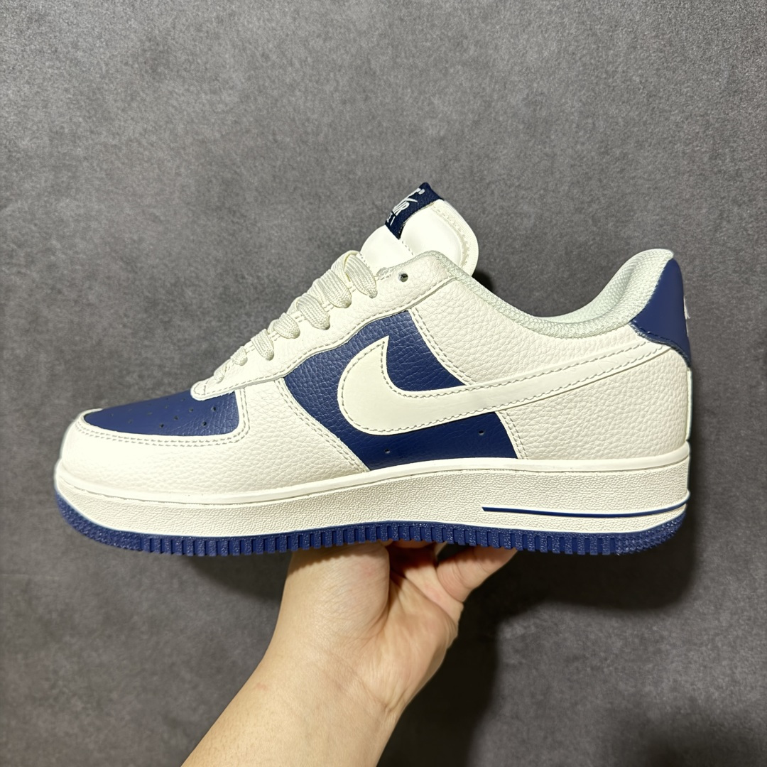 图片[2]-【定制版】空军经典 潮范登场 AIR FORCE 1 米白藏蓝撞色拼接，复古质感拉满，细腻皮革鞋面耐穿抗造，小勾刺绣与侧边徽章细节暗藏巧思，后跟8B标识彰显个性态度，内置Air缓震气垫脚感柔软回弹，日常出街或运动通勤都能轻松驾驭，经典低帮版型修饰腿型，百搭不挑穿搭风格，无论是搭配牛仔裤还是运动裤都能瞬间提升潮流感，成为街头吸睛利器。 货号：DN1688-817 尺码：36 36.5 37.5 38 38.5 39 40 40.5 41 42 42.5 43 44 44.5 45-选品中心