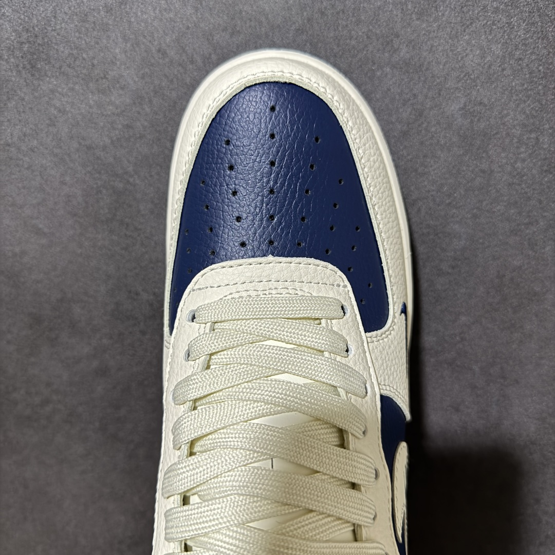 图片[5]-【定制版】空军经典 潮范登场 AIR FORCE 1 米白藏蓝撞色拼接，复古质感拉满，细腻皮革鞋面耐穿抗造，小勾刺绣与侧边徽章细节暗藏巧思，后跟8B标识彰显个性态度，内置Air缓震气垫脚感柔软回弹，日常出街或运动通勤都能轻松驾驭，经典低帮版型修饰腿型，百搭不挑穿搭风格，无论是搭配牛仔裤还是运动裤都能瞬间提升潮流感，成为街头吸睛利器。 货号：DN1688-817 尺码：36 36.5 37.5 38 38.5 39 40 40.5 41 42 42.5 43 44 44.5 45-选品中心