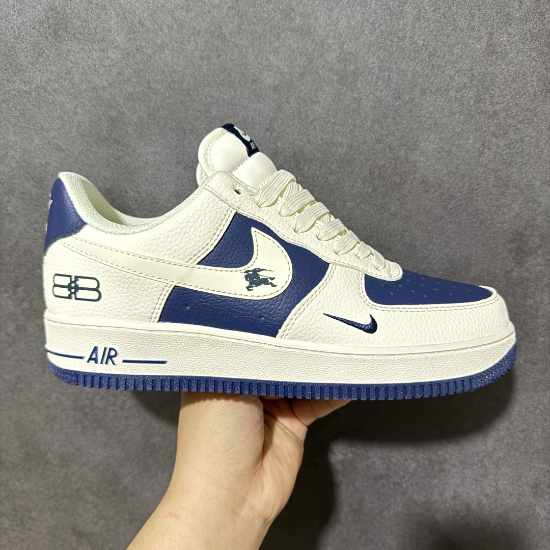 【定制版】空军经典 潮范登场 AIR FORCE 1 米白藏蓝撞色拼接，复古质感拉满，细腻皮革鞋面耐穿抗造，小勾刺绣与侧边徽章细节暗藏巧思，后跟8B标识彰显个性态度，内置Air缓震气垫脚感柔软回弹，日常出街或运动通勤都能轻松驾驭，经典低帮版型修饰腿型，百搭不挑穿搭风格，无论是搭配牛仔裤还是运动裤都能瞬间提升潮流感，成为街头吸睛利器。 货号：DN1688-817 尺码：36 36.5 37.5 38 38.5 39 40 40.5 41 42 42.5 43 44 44.5 45-选品中心