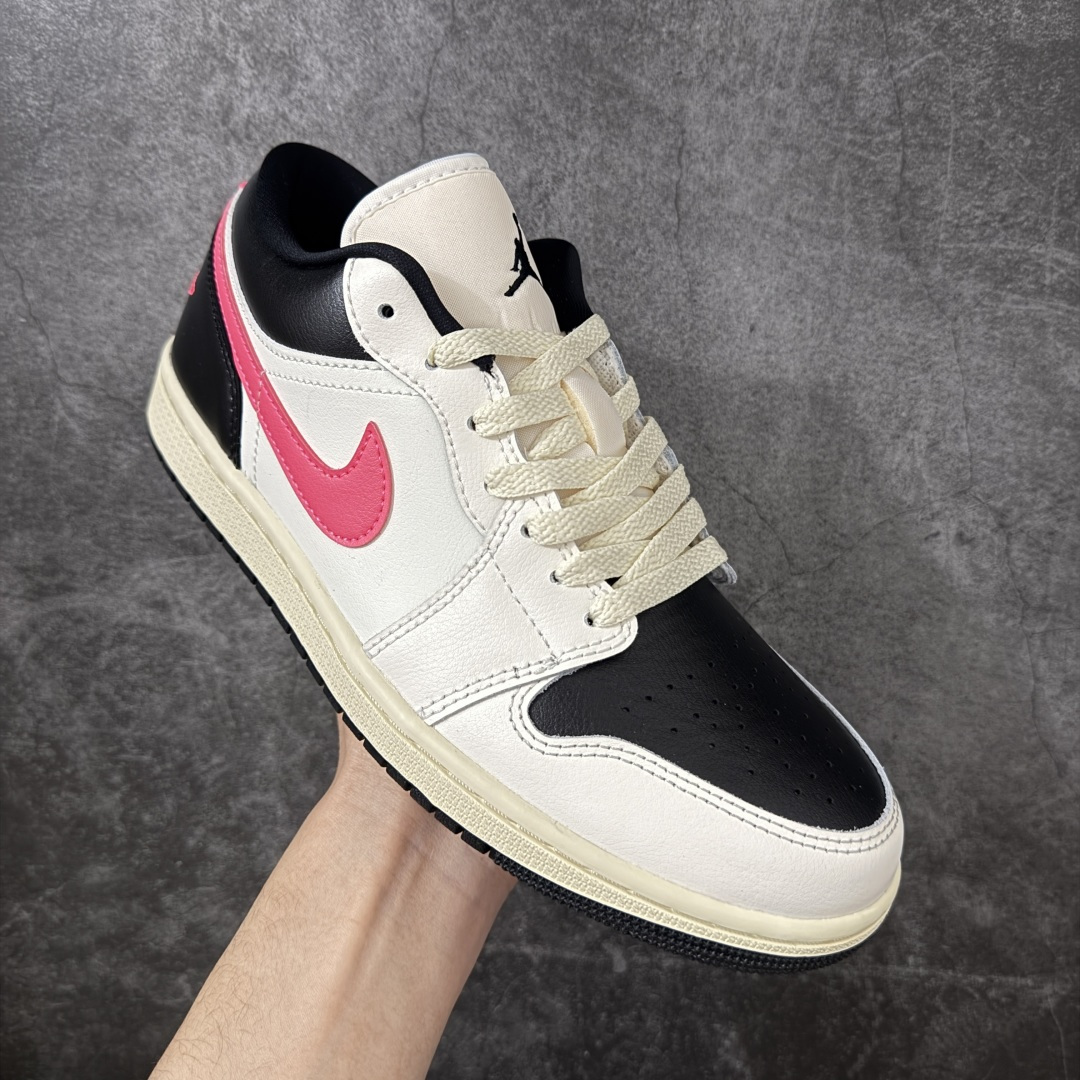 图片[3]-【DT纯原】Air Jordan 1 AJ1 乔一 低帮复古篮球鞋 男女同款 白黑粉 DC0774-107  市面中低帮最具代表性版本没有之一 口碑大厂出品 品控大底版型不断改良更新 全套原纸板楦头开发 确保原汁原味 完美呈现版型 完美零毛边处理 原厂内置全掌气垫 价格定位良心 平台专用代工流水线出品 一眼公司既视感 拿到手的一瞬间就与众不同 碾压市面所有版本 全部原鞋开发 每一个配色都会采购原鞋确认细节 打破市面看图做货无好货之说 尺码：35.5-46-选品中心