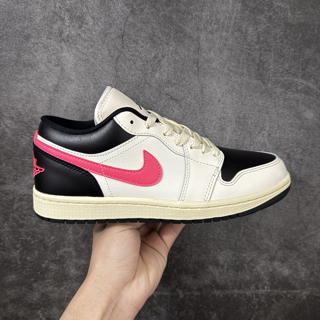 【DT纯原】Air Jordan 1 AJ1 乔一 低帮复古篮球鞋 男女同款 白黑粉 DC0774-107  市面中低帮最具代表性版本没有之一 口碑大厂出品 品控大底版型不断改良更新 全套原纸板楦头开发 确保原汁原味 完美呈现版型 完美零毛边处理 原厂内置全掌气垫 价格定位良心 平台专用代工流水线出品 一眼公司既视感 拿到手的一瞬间就与众不同 碾压市面所有版本 全部原鞋开发 每一个配色都会采购原鞋确认细节 打破市面看图做货无好货之说 尺码：35.5-46-选品中心