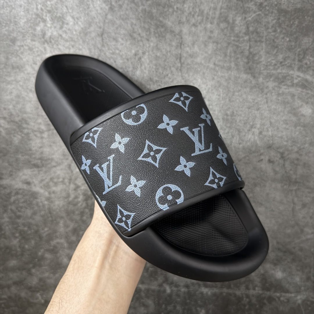 图片[3]-【莞产版本】LV Monogram 浮雕拖鞋 ✦ 本季Waterfront凉拖焕新回归 ✦ 鞋面扣带压印Monogram浮雕，标志性元素 ✦ 防水橡胶材质，舒适韧性鞋垫 ✦ 轻盈灵活外底压印标识 ✦ 面料：开模橡胶发泡 ✦ 内里：无内里 ✦ 鞋底：开模橡胶发泡大底 ✦ 底厚：3CM 尺码：35-45-选品中心