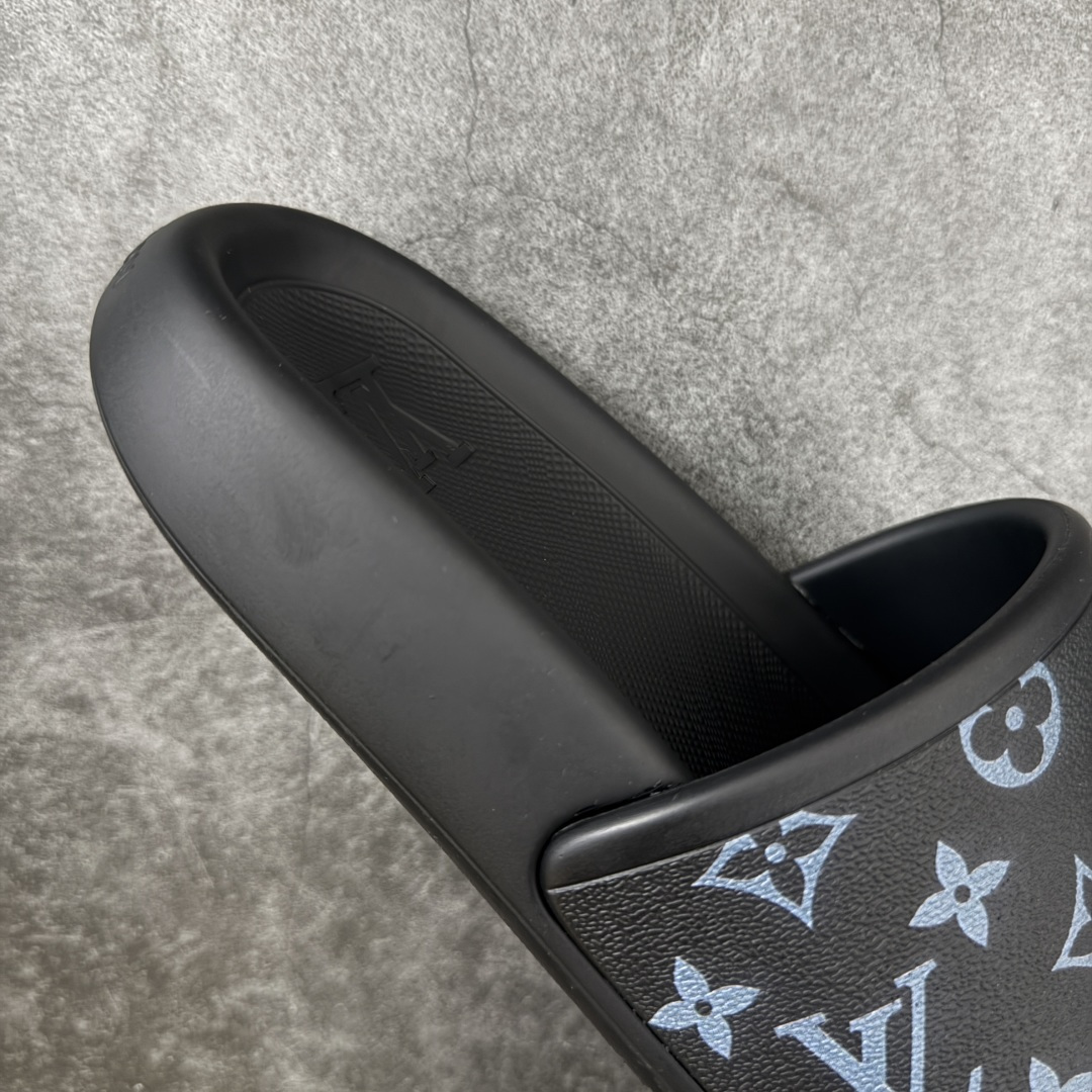图片[7]-【莞产版本】LV Monogram 浮雕拖鞋 ✦ 本季Waterfront凉拖焕新回归 ✦ 鞋面扣带压印Monogram浮雕，标志性元素 ✦ 防水橡胶材质，舒适韧性鞋垫 ✦ 轻盈灵活外底压印标识 ✦ 面料：开模橡胶发泡 ✦ 内里：无内里 ✦ 鞋底：开模橡胶发泡大底 ✦ 底厚：3CM 尺码：35-45-选品中心