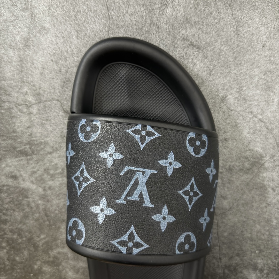 图片[5]-【莞产版本】LV Monogram 浮雕拖鞋 ✦ 本季Waterfront凉拖焕新回归 ✦ 鞋面扣带压印Monogram浮雕，标志性元素 ✦ 防水橡胶材质，舒适韧性鞋垫 ✦ 轻盈灵活外底压印标识 ✦ 面料：开模橡胶发泡 ✦ 内里：无内里 ✦ 鞋底：开模橡胶发泡大底 ✦ 底厚：3CM 尺码：35-45-选品中心