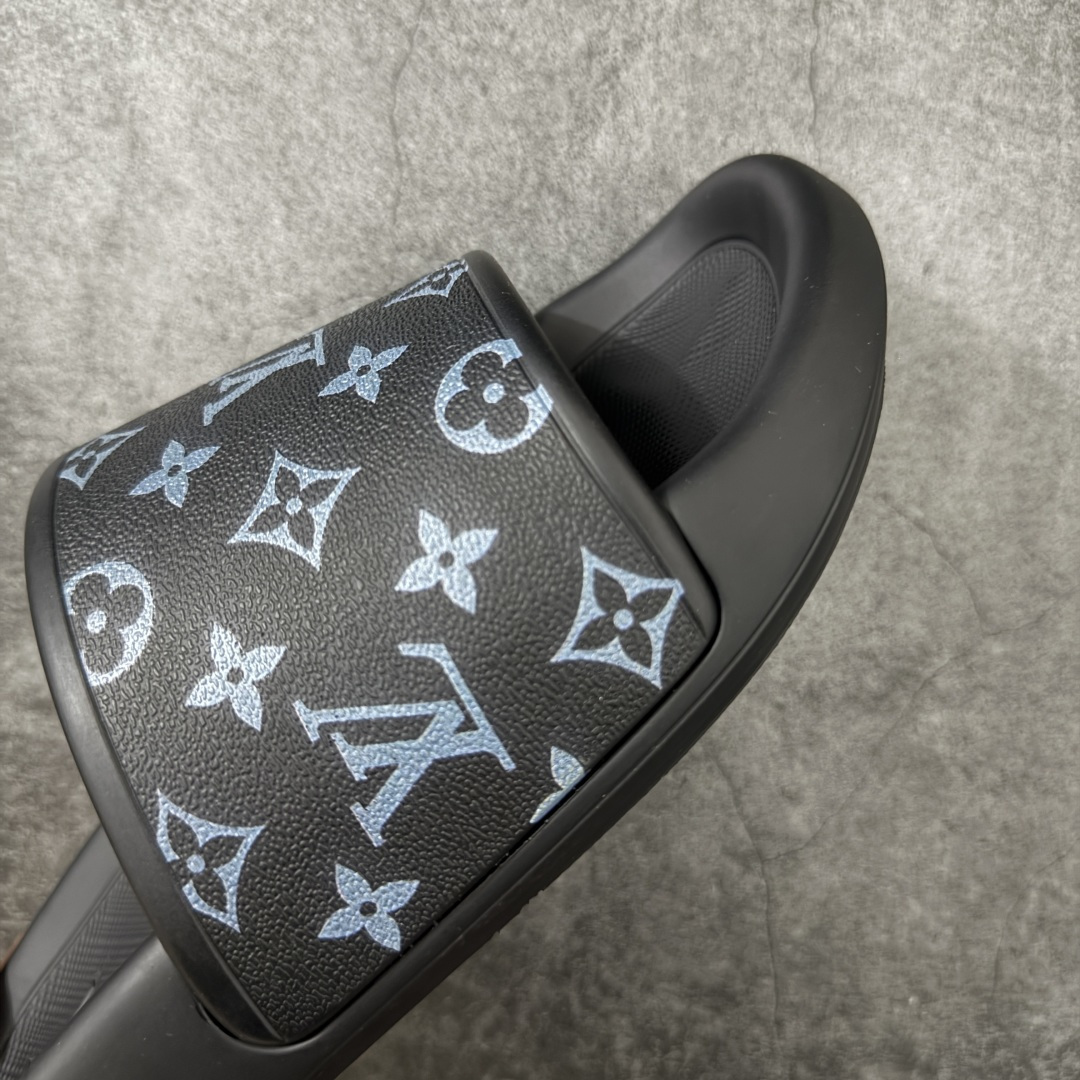 图片[6]-【莞产版本】LV Monogram 浮雕拖鞋 ✦ 本季Waterfront凉拖焕新回归 ✦ 鞋面扣带压印Monogram浮雕，标志性元素 ✦ 防水橡胶材质，舒适韧性鞋垫 ✦ 轻盈灵活外底压印标识 ✦ 面料：开模橡胶发泡 ✦ 内里：无内里 ✦ 鞋底：开模橡胶发泡大底 ✦ 底厚：3CM 尺码：35-45-选品中心