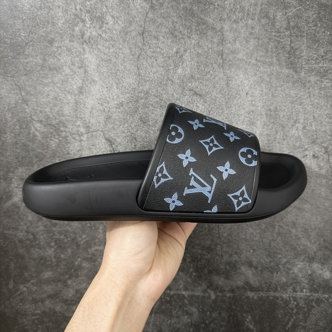 【莞产版本】LV Monogram 浮雕拖鞋 ✦ 本季Waterfront凉拖焕新回归 ✦ 鞋面扣带压印Monogram浮雕，标志性元素 ✦ 防水橡胶材质，舒适韧性鞋垫 ✦ 轻盈灵活外底压印标识 ✦ 面料：开模橡胶发泡 ✦ 内里：无内里 ✦ 鞋底：开模橡胶发泡大底 ✦ 底厚：3CM 尺码：35-45-选品中心