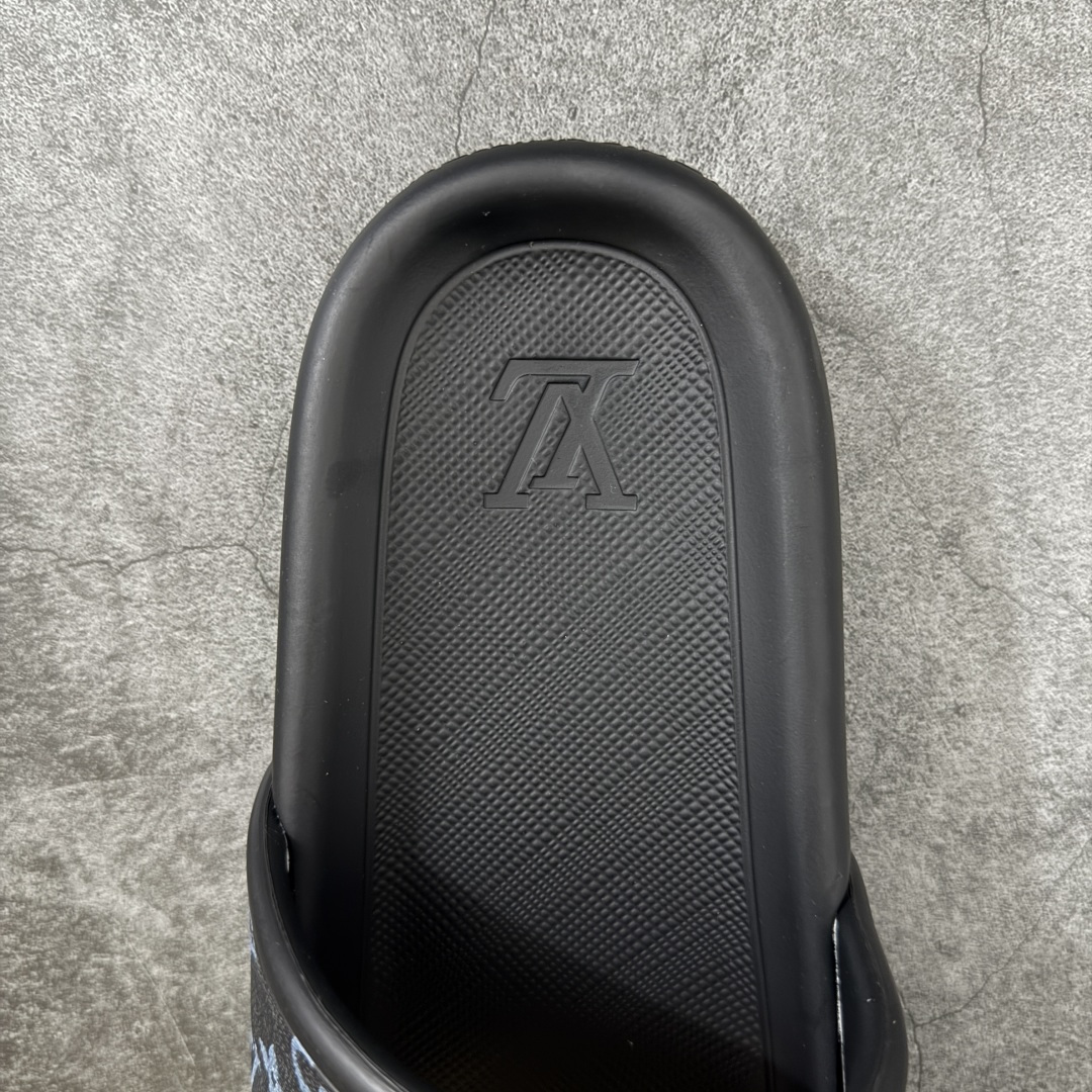 图片[8]-【莞产版本】LV Monogram 浮雕拖鞋 ✦ 本季Waterfront凉拖焕新回归 ✦ 鞋面扣带压印Monogram浮雕，标志性元素 ✦ 防水橡胶材质，舒适韧性鞋垫 ✦ 轻盈灵活外底压印标识 ✦ 面料：开模橡胶发泡 ✦ 内里：无内里 ✦ 鞋底：开模橡胶发泡大底 ✦ 底厚：3CM 尺码：35-45-选品中心