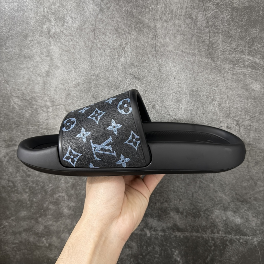 图片[2]-【莞产版本】LV Monogram 浮雕拖鞋 ✦ 本季Waterfront凉拖焕新回归 ✦ 鞋面扣带压印Monogram浮雕，标志性元素 ✦ 防水橡胶材质，舒适韧性鞋垫 ✦ 轻盈灵活外底压印标识 ✦ 面料：开模橡胶发泡 ✦ 内里：无内里 ✦ 鞋底：开模橡胶发泡大底 ✦ 底厚：3CM 尺码：35-45-选品中心