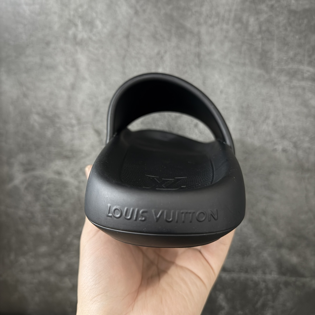 图片[4]-【莞产版本】LV Monogram 浮雕拖鞋 ✦ 本季Waterfront凉拖焕新回归 ✦ 鞋面扣带压印Monogram浮雕，标志性元素 ✦ 防水橡胶材质，舒适韧性鞋垫 ✦ 轻盈灵活外底压印标识 ✦ 面料：开模橡胶发泡 ✦ 内里：无内里 ✦ 鞋底：开模橡胶发泡大底 ✦ 底厚：3CM 尺码：35-45-选品中心