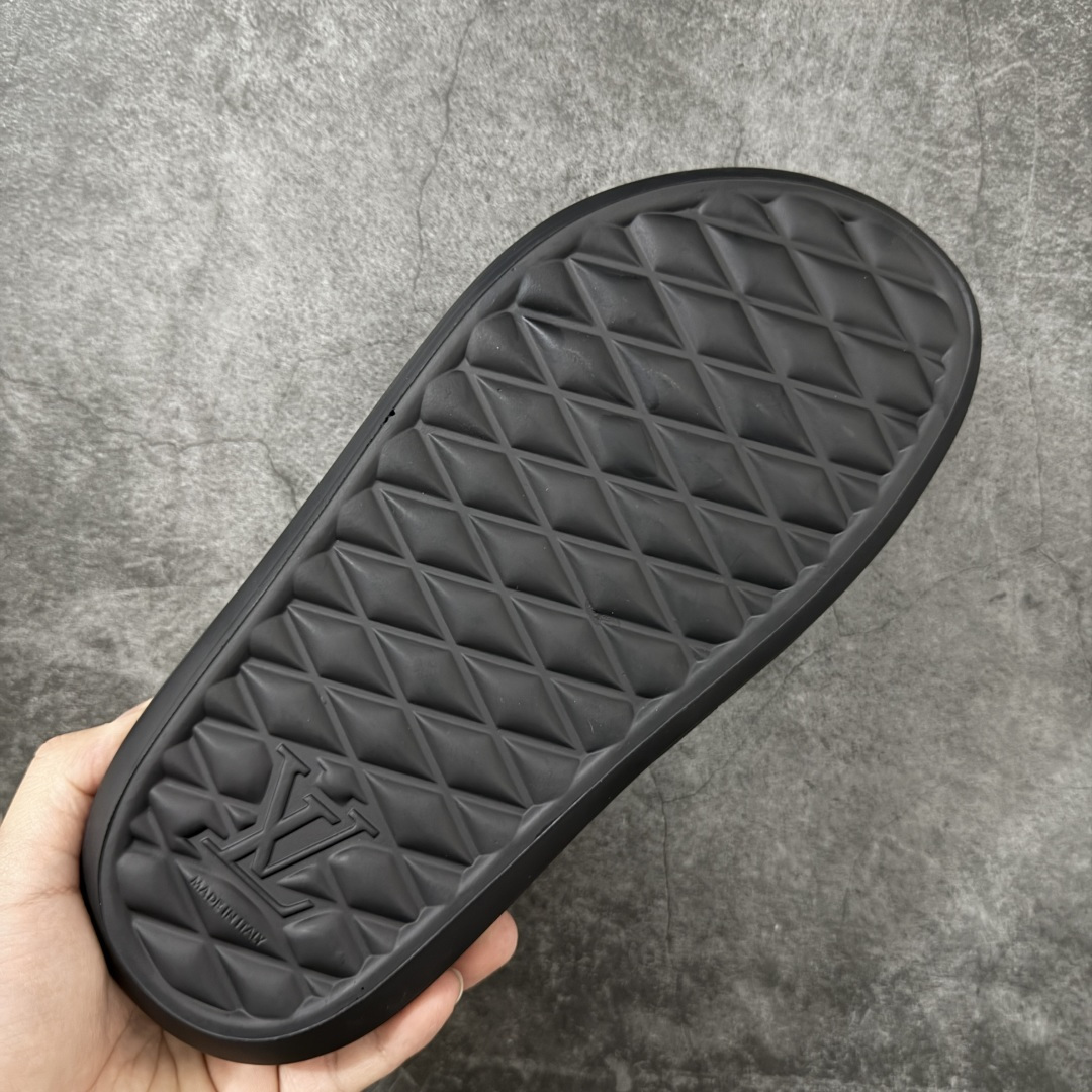 图片[9]-【莞产版本】LV Monogram 浮雕拖鞋 ✦ 本季Waterfront凉拖焕新回归 ✦ 鞋面扣带压印Monogram浮雕，标志性元素 ✦ 防水橡胶材质，舒适韧性鞋垫 ✦ 轻盈灵活外底压印标识 ✦ 面料：开模橡胶发泡 ✦ 内里：无内里 ✦ 鞋底：开模橡胶发泡大底 ✦ 底厚：3CM 尺码：35-45-选品中心