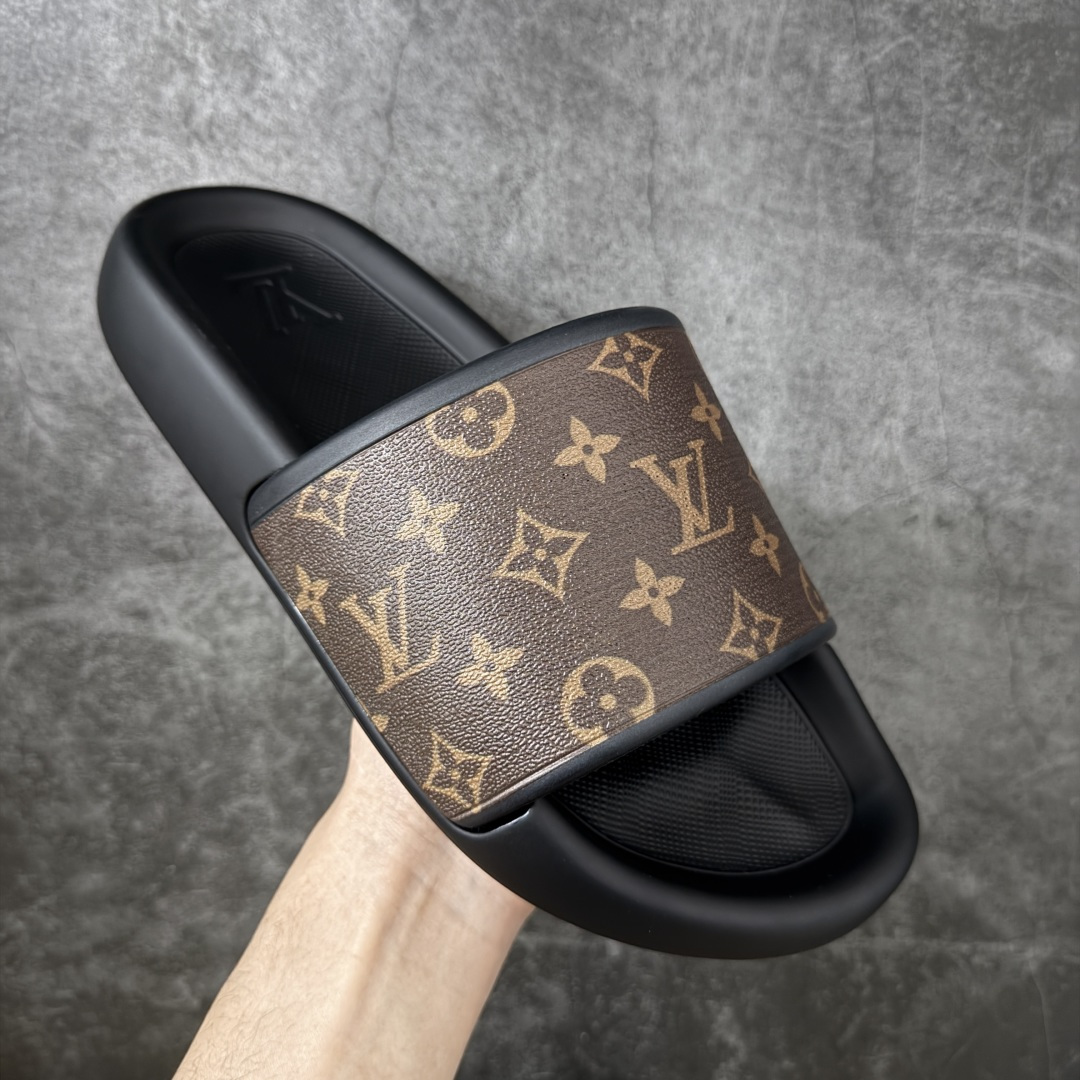 图片[3]-【莞产版本】LV Monogram 浮雕拖鞋 ✦ 本季Waterfront凉拖焕新回归 ✦ 鞋面扣带压印Monogram浮雕，标志性元素 ✦ 防水橡胶材质，舒适韧性鞋垫 ✦ 轻盈灵活外底压印标识 ✦ 面料：开模橡胶发泡 ✦ 内里：无内里 ✦ 鞋底：开模橡胶发泡大底 ✦ 底厚：3CM 尺码：35-45-选品中心