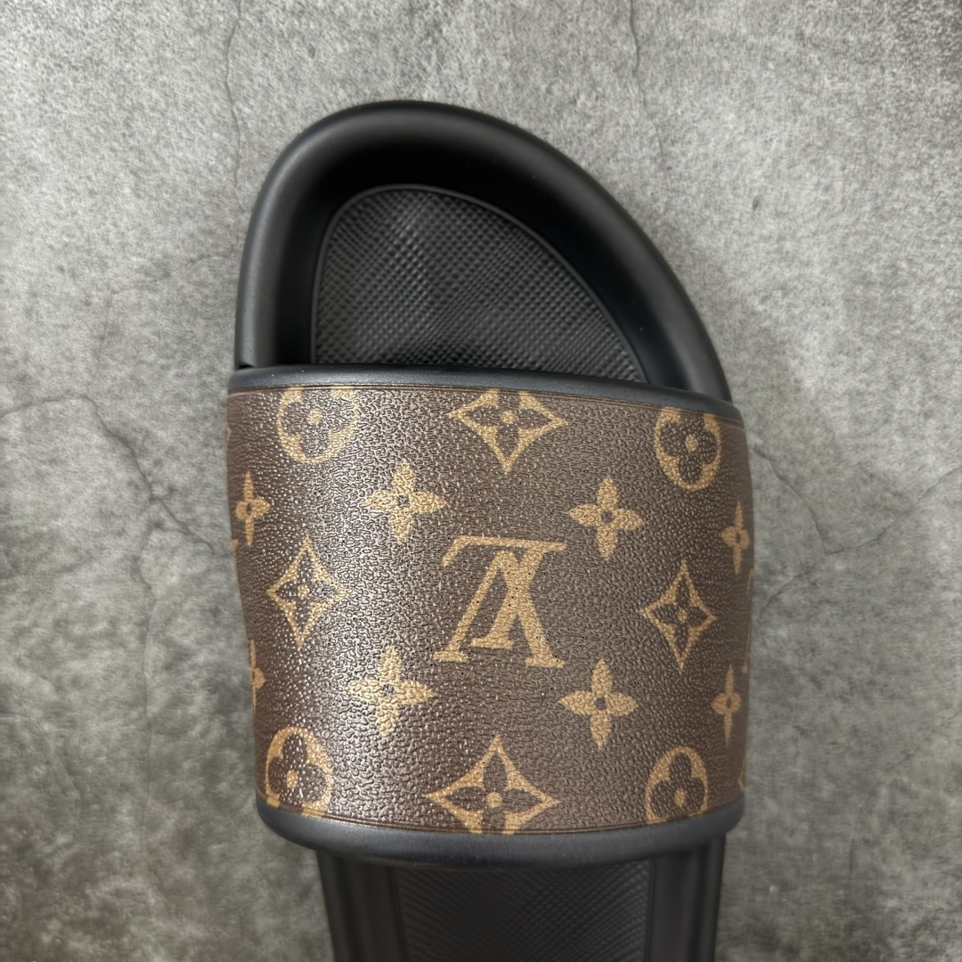 图片[5]-【莞产版本】LV Monogram 浮雕拖鞋 ✦ 本季Waterfront凉拖焕新回归 ✦ 鞋面扣带压印Monogram浮雕，标志性元素 ✦ 防水橡胶材质，舒适韧性鞋垫 ✦ 轻盈灵活外底压印标识 ✦ 面料：开模橡胶发泡 ✦ 内里：无内里 ✦ 鞋底：开模橡胶发泡大底 ✦ 底厚：3CM 尺码：35-45-选品中心