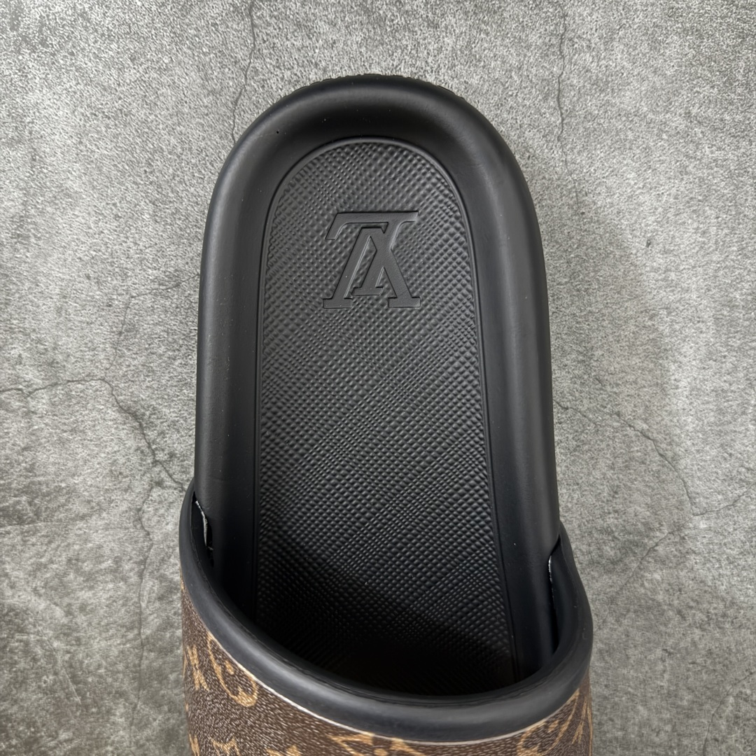 图片[8]-【莞产版本】LV Monogram 浮雕拖鞋 ✦ 本季Waterfront凉拖焕新回归 ✦ 鞋面扣带压印Monogram浮雕，标志性元素 ✦ 防水橡胶材质，舒适韧性鞋垫 ✦ 轻盈灵活外底压印标识 ✦ 面料：开模橡胶发泡 ✦ 内里：无内里 ✦ 鞋底：开模橡胶发泡大底 ✦ 底厚：3CM 尺码：35-45-选品中心