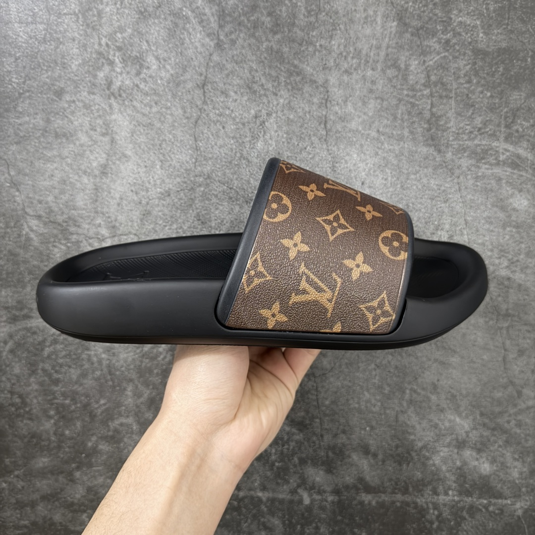 【莞产版本】LV Monogram 浮雕拖鞋 ✦ 本季Waterfront凉拖焕新回归 ✦ 鞋面扣带压印Monogram浮雕，标志性元素 ✦ 防水橡胶材质，舒适韧性鞋垫 ✦ 轻盈灵活外底压印标识 ✦ 面料：开模橡胶发泡 ✦ 内里：无内里 ✦ 鞋底：开模橡胶发泡大底 ✦ 底厚：3CM 尺码：35-45-选品中心