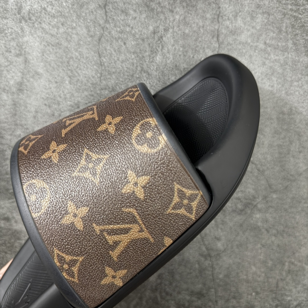 图片[6]-【莞产版本】LV Monogram 浮雕拖鞋 ✦ 本季Waterfront凉拖焕新回归 ✦ 鞋面扣带压印Monogram浮雕，标志性元素 ✦ 防水橡胶材质，舒适韧性鞋垫 ✦ 轻盈灵活外底压印标识 ✦ 面料：开模橡胶发泡 ✦ 内里：无内里 ✦ 鞋底：开模橡胶发泡大底 ✦ 底厚：3CM 尺码：35-45-选品中心