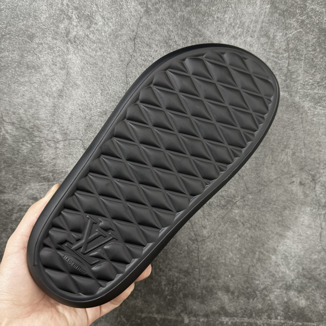 图片[9]-【莞产版本】LV Monogram 浮雕拖鞋 ✦ 本季Waterfront凉拖焕新回归 ✦ 鞋面扣带压印Monogram浮雕，标志性元素 ✦ 防水橡胶材质，舒适韧性鞋垫 ✦ 轻盈灵活外底压印标识 ✦ 面料：开模橡胶发泡 ✦ 内里：无内里 ✦ 鞋底：开模橡胶发泡大底 ✦ 底厚：3CM 尺码：35-45-选品中心