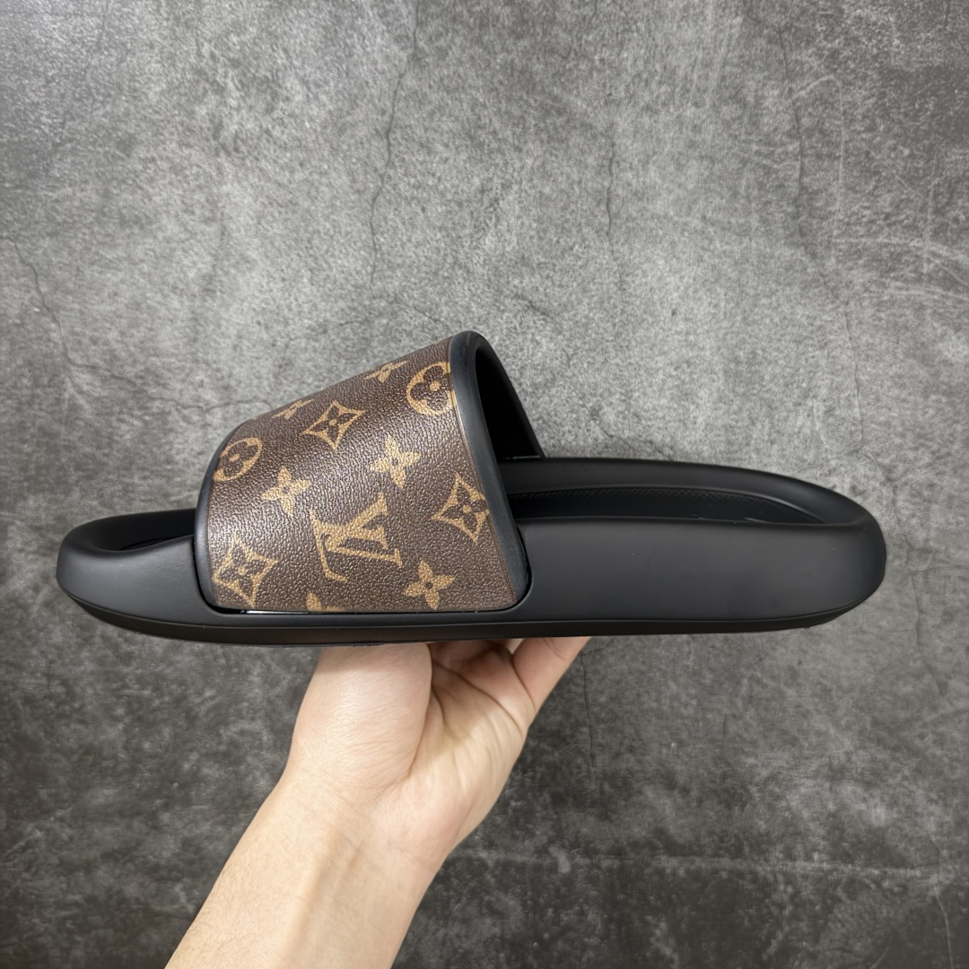 图片[2]-【莞产版本】LV Monogram 浮雕拖鞋 ✦ 本季Waterfront凉拖焕新回归 ✦ 鞋面扣带压印Monogram浮雕，标志性元素 ✦ 防水橡胶材质，舒适韧性鞋垫 ✦ 轻盈灵活外底压印标识 ✦ 面料：开模橡胶发泡 ✦ 内里：无内里 ✦ 鞋底：开模橡胶发泡大底 ✦ 底厚：3CM 尺码：35-45-选品中心