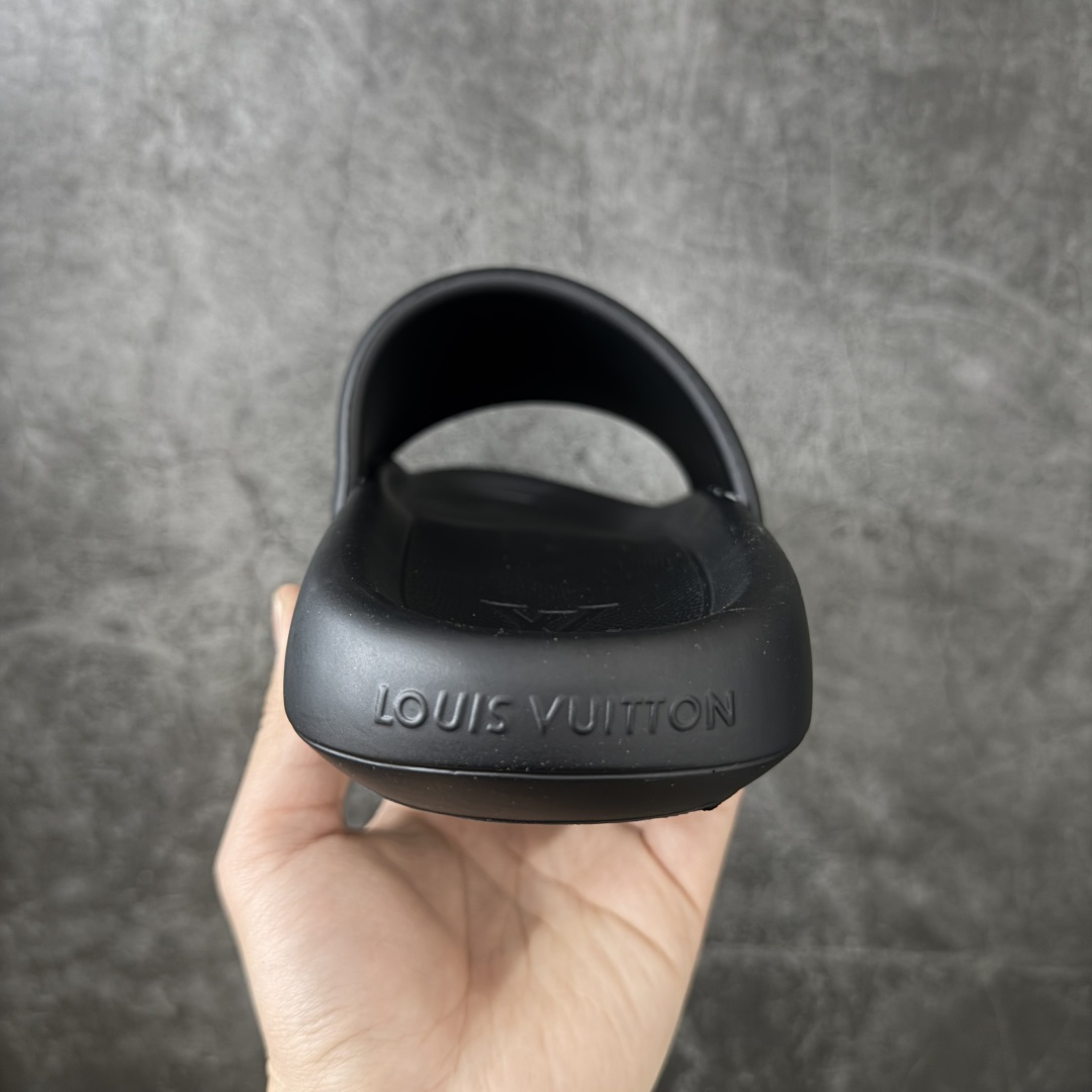 图片[4]-【莞产版本】LV Monogram 浮雕拖鞋 ✦ 本季Waterfront凉拖焕新回归 ✦ 鞋面扣带压印Monogram浮雕，标志性元素 ✦ 防水橡胶材质，舒适韧性鞋垫 ✦ 轻盈灵活外底压印标识 ✦ 面料：开模橡胶发泡 ✦ 内里：无内里 ✦ 鞋底：开模橡胶发泡大底 ✦ 底厚：3CM 尺码：35-45-选品中心