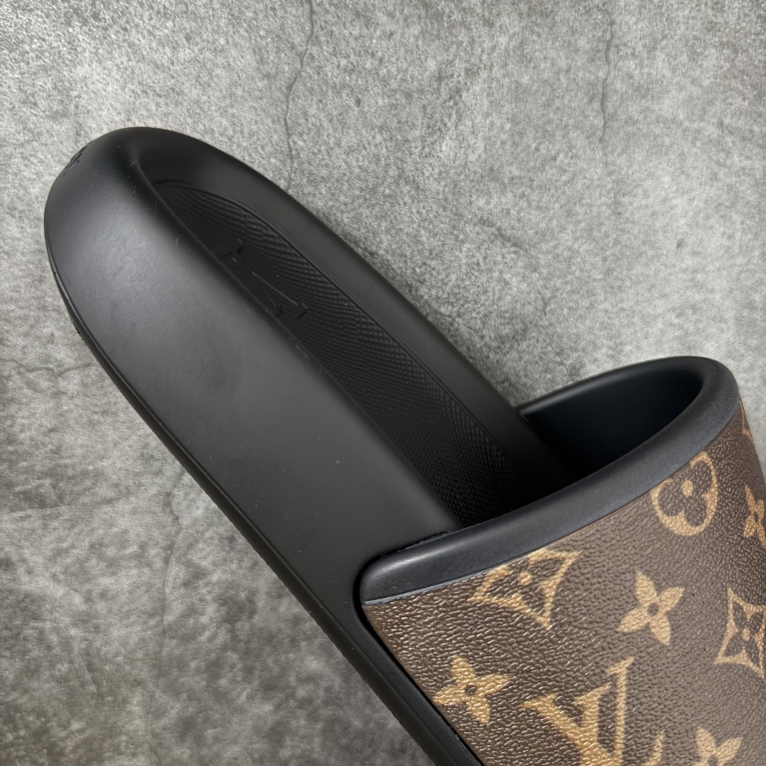 图片[7]-【莞产版本】LV Monogram 浮雕拖鞋 ✦ 本季Waterfront凉拖焕新回归 ✦ 鞋面扣带压印Monogram浮雕，标志性元素 ✦ 防水橡胶材质，舒适韧性鞋垫 ✦ 轻盈灵活外底压印标识 ✦ 面料：开模橡胶发泡 ✦ 内里：无内里 ✦ 鞋底：开模橡胶发泡大底 ✦ 底厚：3CM 尺码：35-45-选品中心