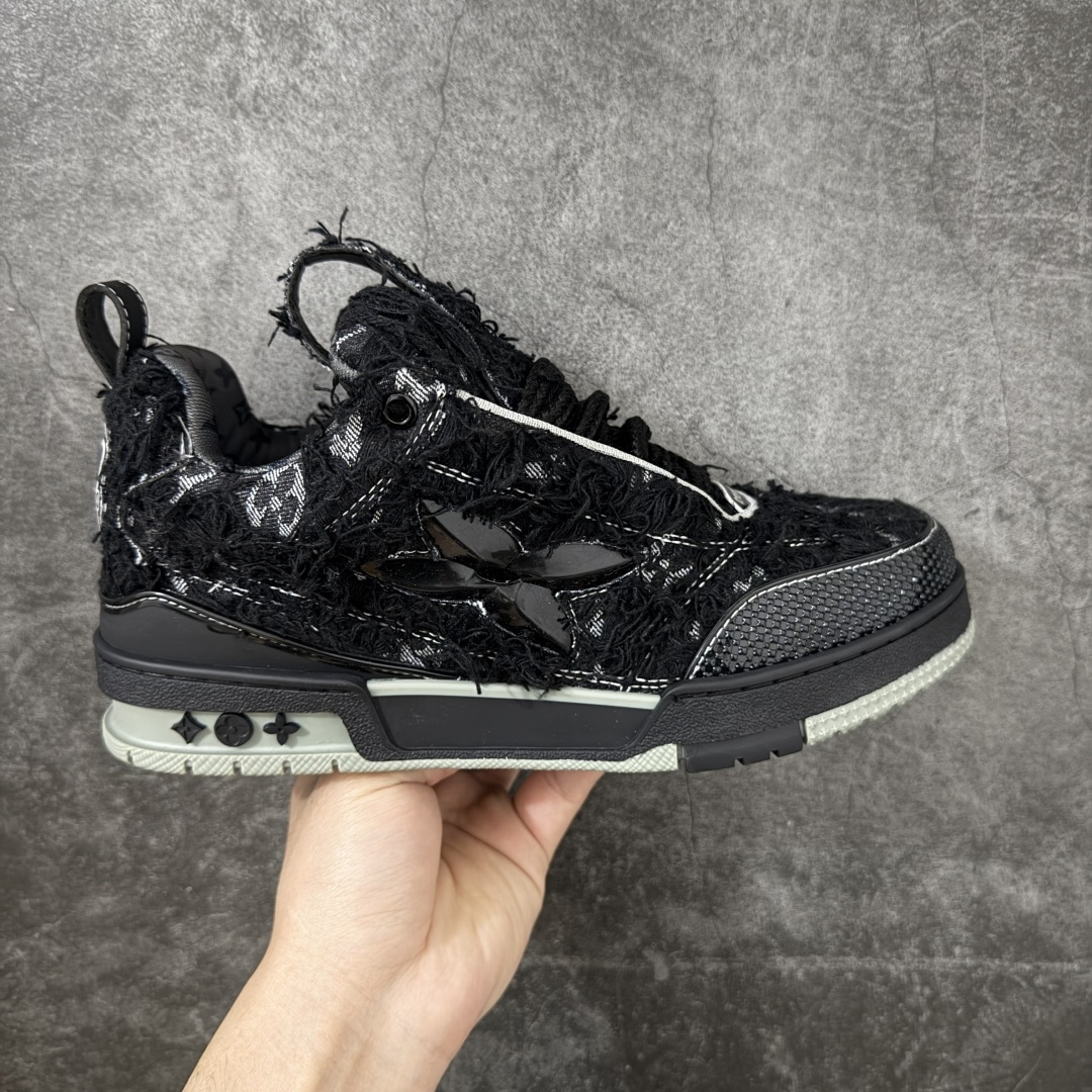 【YS纯原】广奢高端货 Louis Vuitton Trainer Skate 圆头系带低帮板鞋 男女同款 ✦ 荔枝纹头层皮+粒面头层皮拼接鞋面， 质感在线 ✦ 嵌入超软EVA物料鞋垫，脚感舒适 ✦ 后跟耐弯折滴塑支撑片，外置TPR光泽组合隔色鞋底 ✦ 草写风格Louis Vuitton标志，细节丰富 ✦ Virgil Abloh设计，灵感源自复古篮球鞋 ✦ 升级厚实抽屉礼品鞋盒+包装说明书+防尘布袋 ✦ 附送官方快递加固彩色涂鸦包装大礼盒 ✦ 零瑕疵工艺，无线头溢胶 尺码：39 40 41 42 43 44 45-选品中心