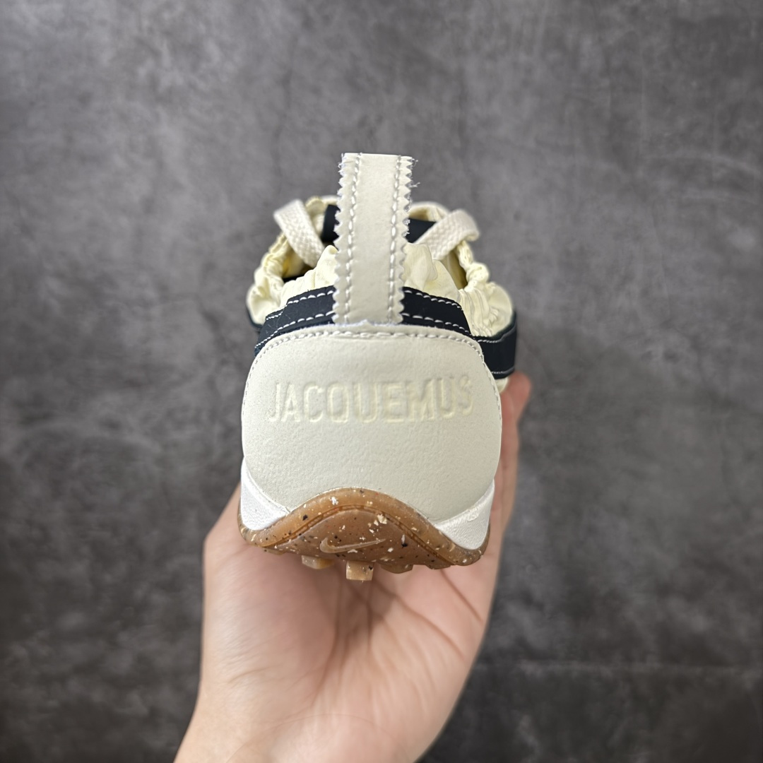 图片[4]-【正确版】Jacquemus x Nike Jacumoon 舒适 低帮生活休闲鞋 米黑色 货号：HV8547-700 正确升级版 配件齐全 目前市场最优品 Nike和Jacquemus再度联手 鞋型高度还原了元年版的复古轮廓 细节点上在终于原味的基础上于鞋口处加入了松紧带设计 提升了穿脱的便捷性与贴合度 鞋身两侧是宽大的复古 Swoosh，而鞋舌上则点缀着专属的JACQUEMUS 标记，彰显联名 尺码：35-45 全码出货-选品中心