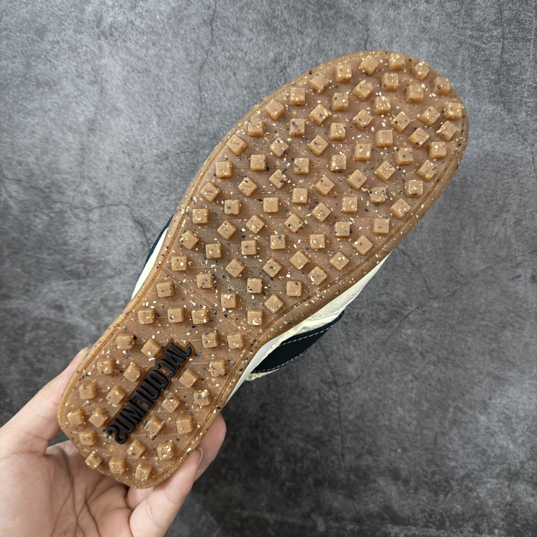 图片[9]-【正确版】Jacquemus x Nike Jacumoon 舒适 低帮生活休闲鞋 米黑色 货号：HV8547-700 正确升级版 配件齐全 目前市场最优品 Nike和Jacquemus再度联手 鞋型高度还原了元年版的复古轮廓 细节点上在终于原味的基础上于鞋口处加入了松紧带设计 提升了穿脱的便捷性与贴合度 鞋身两侧是宽大的复古 Swoosh，而鞋舌上则点缀着专属的JACQUEMUS 标记，彰显联名 尺码：35-45 全码出货-选品中心